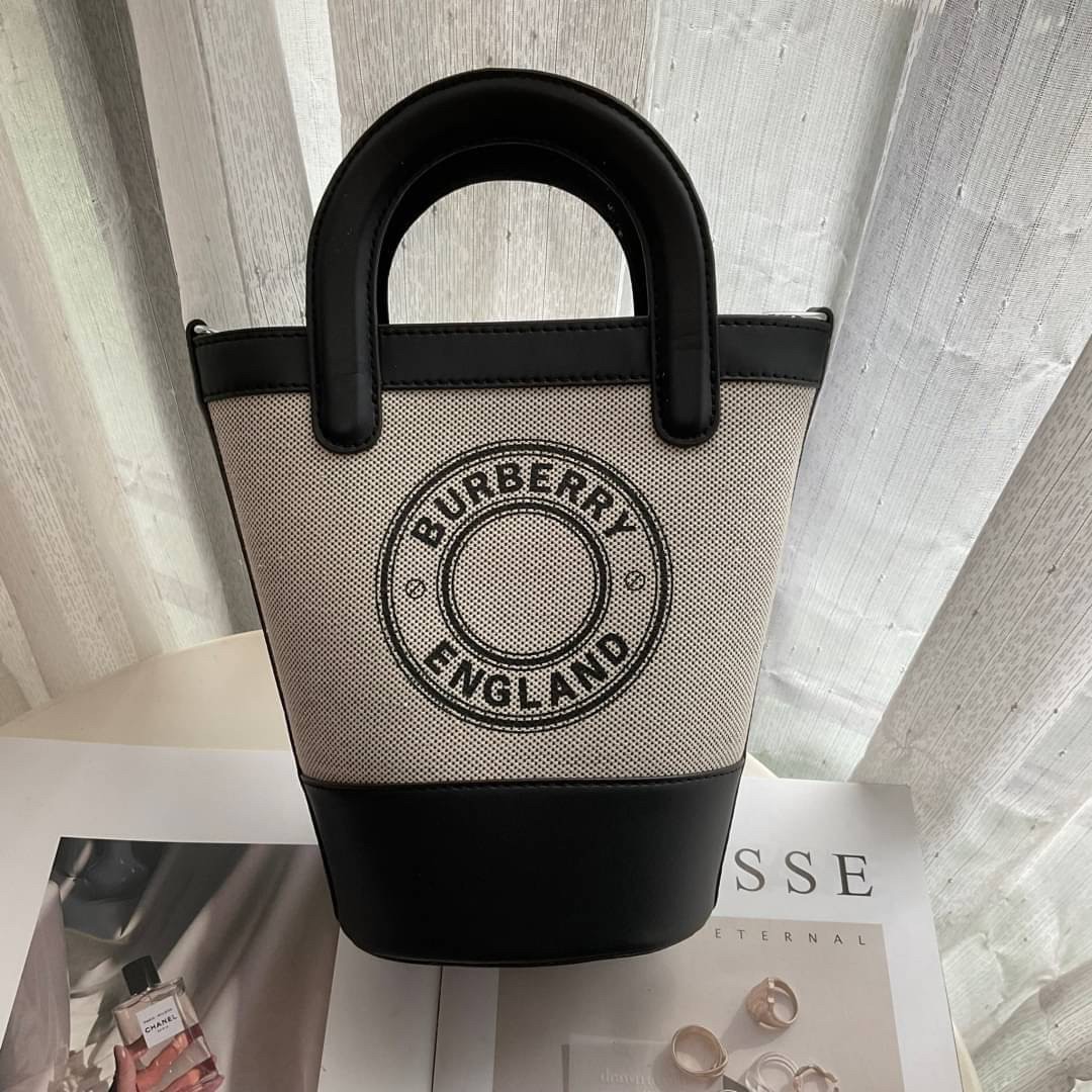 BURBERRY MINI CANVAS CROSSBODY BAG / BURBERRY BUCKET BAG *งานหรูมาก กระเป๋าทรง CROSSBODY ใบขนาดกำลังดี *ผ้าแคนวาสคาดหนังวัวแท้ ปักโลโก้แบรนด์ด้านหน้า ด้านในเปิดปิดด้วยกระดุมคาด สามารถใส่กระเป๋าสตางค์ยาว สมุดบัญชีได้
