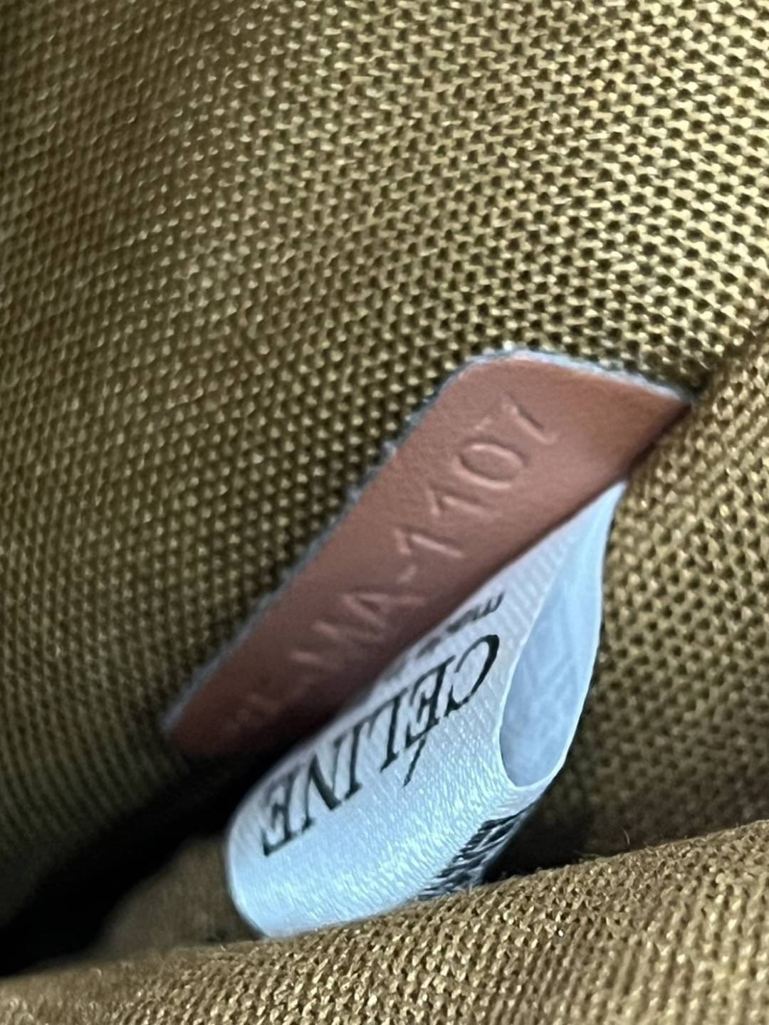 CELINE MINI BESACE IN TRIOMPHE CANVAS กระเป๋าทรงครอสบอดี้ ลายโมโนแกรมวินเทจ รุ่นที่ดาราเกาหลีใช้กันเยอะมาก และเป็นอีกหนึ่งใบที่ครองใจสาวๆ ทั้งในไทยและเทศ