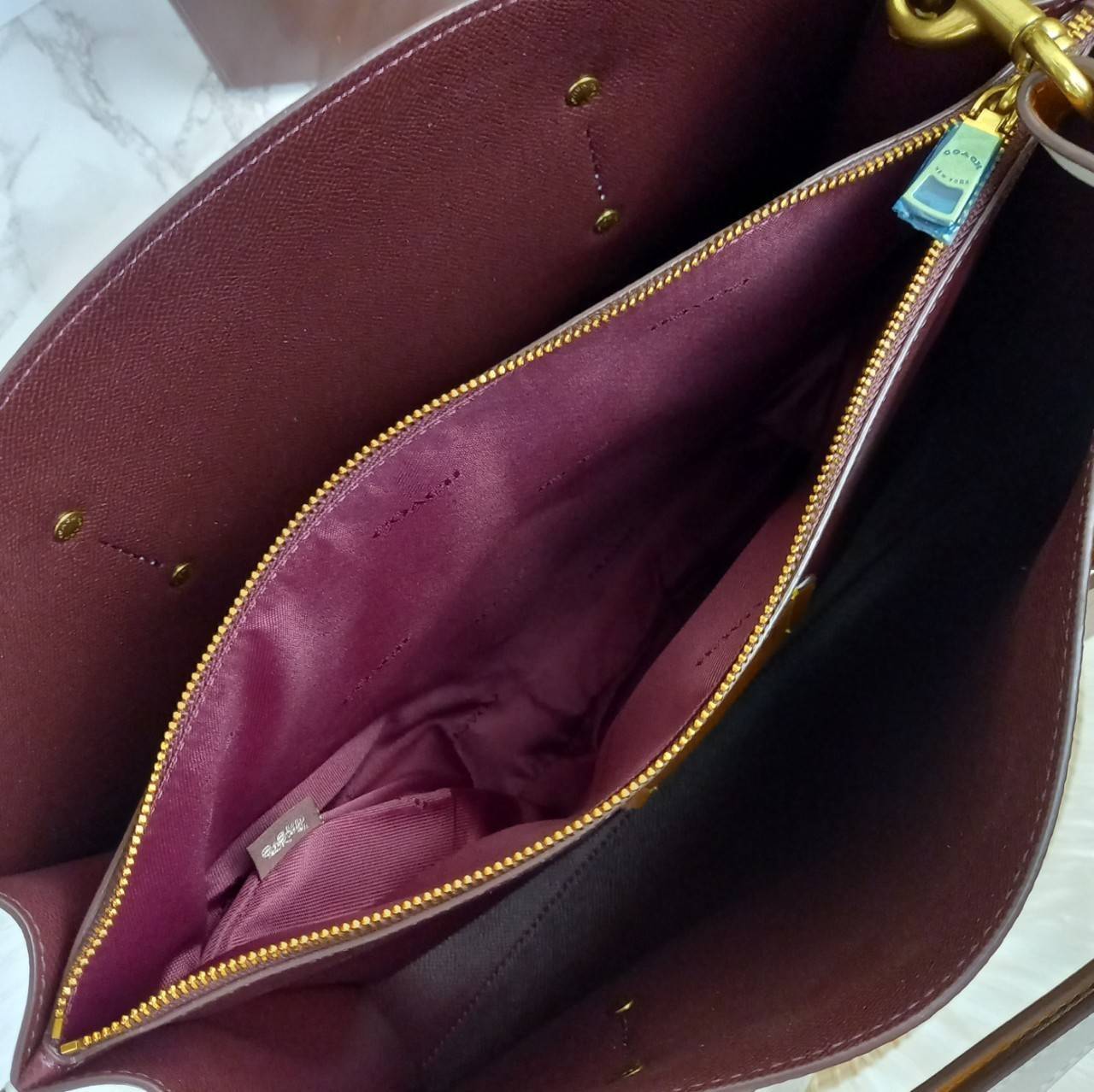 COACH CHARLIE CARRYALL IN SIGNATURE CANVAS (31210) ðšāđāļĢāļĩāļĒāļāļŦāļĢāļđ āļāļĨāļēāļŠāļŠāļīāļ//āļāļĢāļ°āđāļāđāļēāļāļ·āļ āļāļĢāļ°āđāļāđāļēāļŠāļ°āļāļēāļĒ āļāļĢāļ TOTE āļŠāļļāļāļŦāļĢāļđāļŦāļĢāļē āļāļĩāđāļāļāđāđāļāđ āđāļĄāđāļāļģāđāļ// āļ§āļąāļŠāļāļļāđāļāļāļ§āļēāļŠ āļāļŠāļĄāļŦāļāļąāļāđāļāđāļāļļāļāļ āļēāļāđāļĒāļĩāđāļĒāļĄ āļĢāļđāļāļāļĢāļāđāļāļāđāļāđāļ āļĨāļēāļĒ SIGNATURE āļŠāļ§āļĒāļĄāļēāļ// āļāđāļēāļāđāļāļĄāļĩ 2 āļāđāļāļāđāļĨāđāļāļāļ§āđāļēāļ āđāļĨāļ°āļāļĩāļ 1 āļāđāļāļāļāļīāļāļ