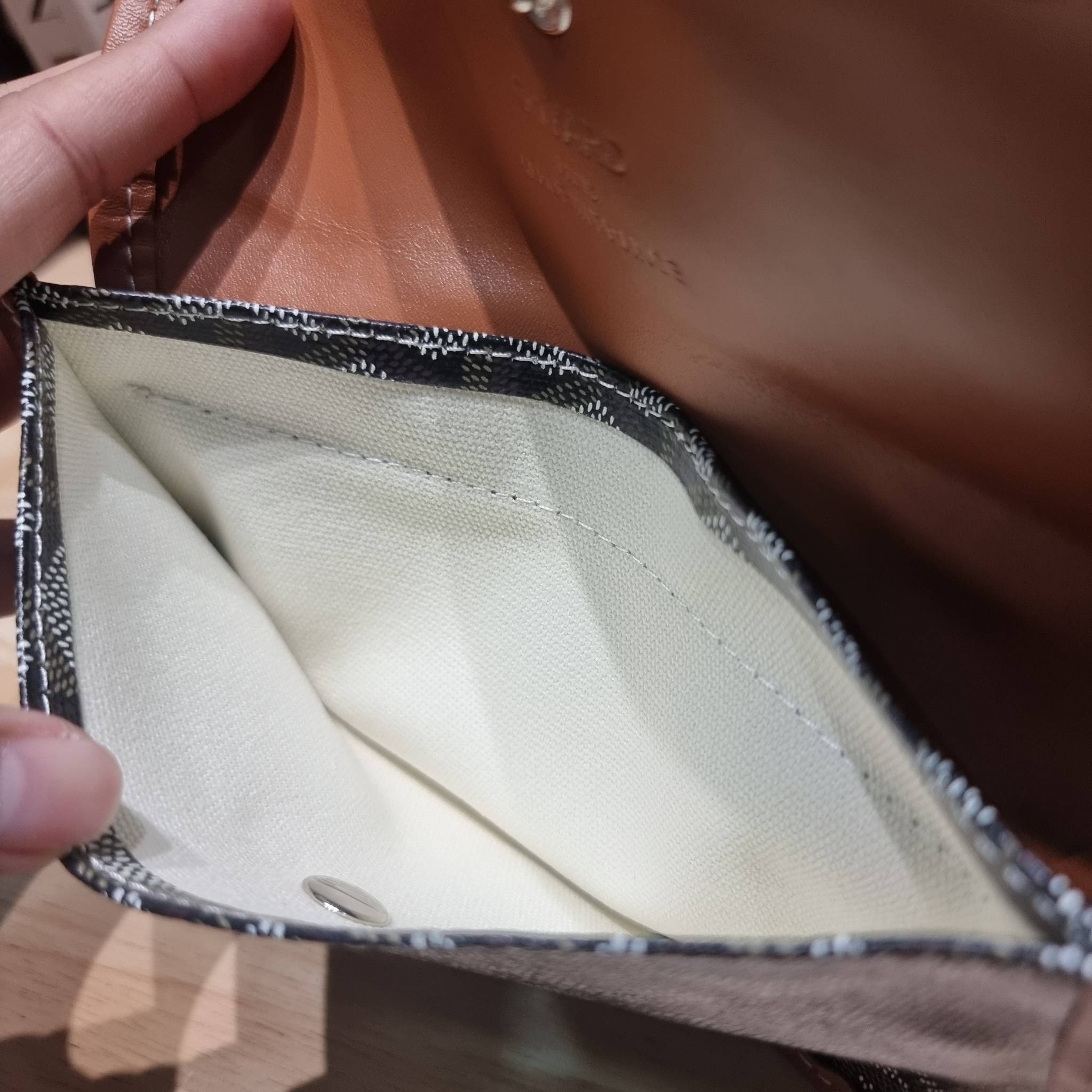 GOYARD BOHEME HOBO BAG / GOYARD HOBO กระเป๋าสะพายทรงโฮโบ ใบใหญ่จุใจ!! มาครบสีขายดี เลิศทุกสี รูปทรงคลาสสิค ดีไซน์เป็นเอกลักษณ์ วัสดุหนังแคนวาสพิมพ์ลายสวยคม ปากกระเป๋ามีซิปเปิด-ปิดกันของหล่นได้ ภายในโล่งกว้างมาก มาพร้อมสายคล้องในตัว ทนทาน สะพายสวยๆได้ทุกวั