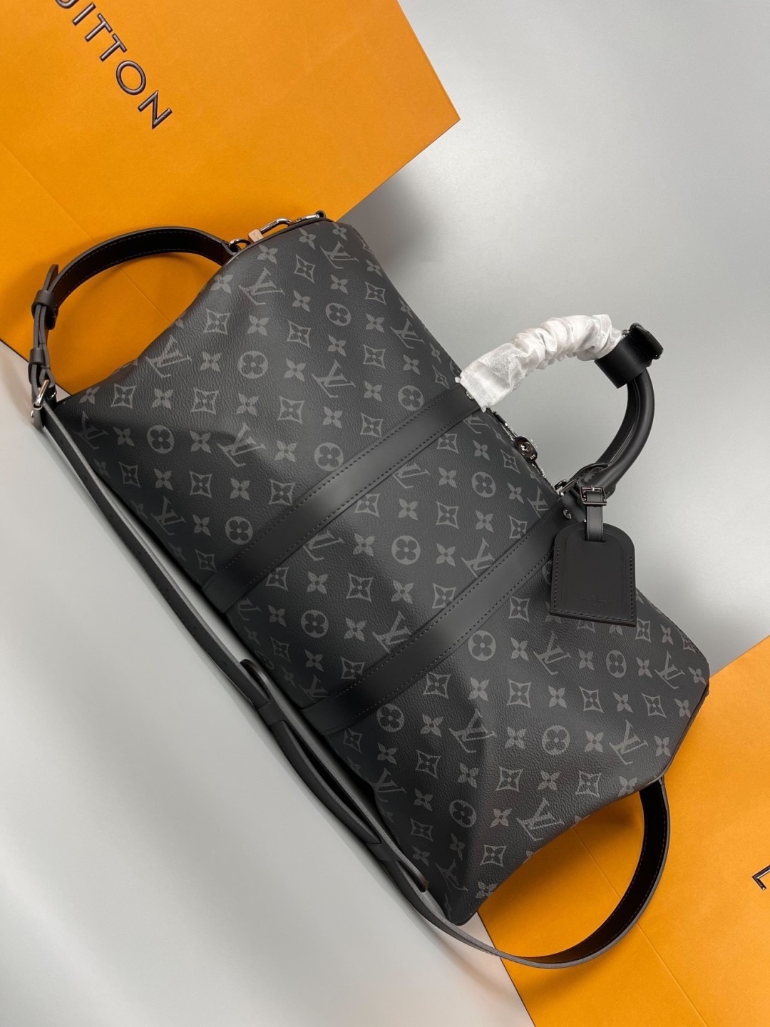 LV Keepall Bandoulière 45 Monogram Eclipse / Damier Graphite Canvas กระเป๋าเดินทางแบบดัฟเฟิล เป็นรุ่นที่เคียงข้างนักเดินทางรอบ สวยหรูโลกสง่างามตลอดกาล มีไว้ไม่มีเอาท์ เกรดท็อป ออริ เทียบแท้ 1:1 เกรดดีสุด
