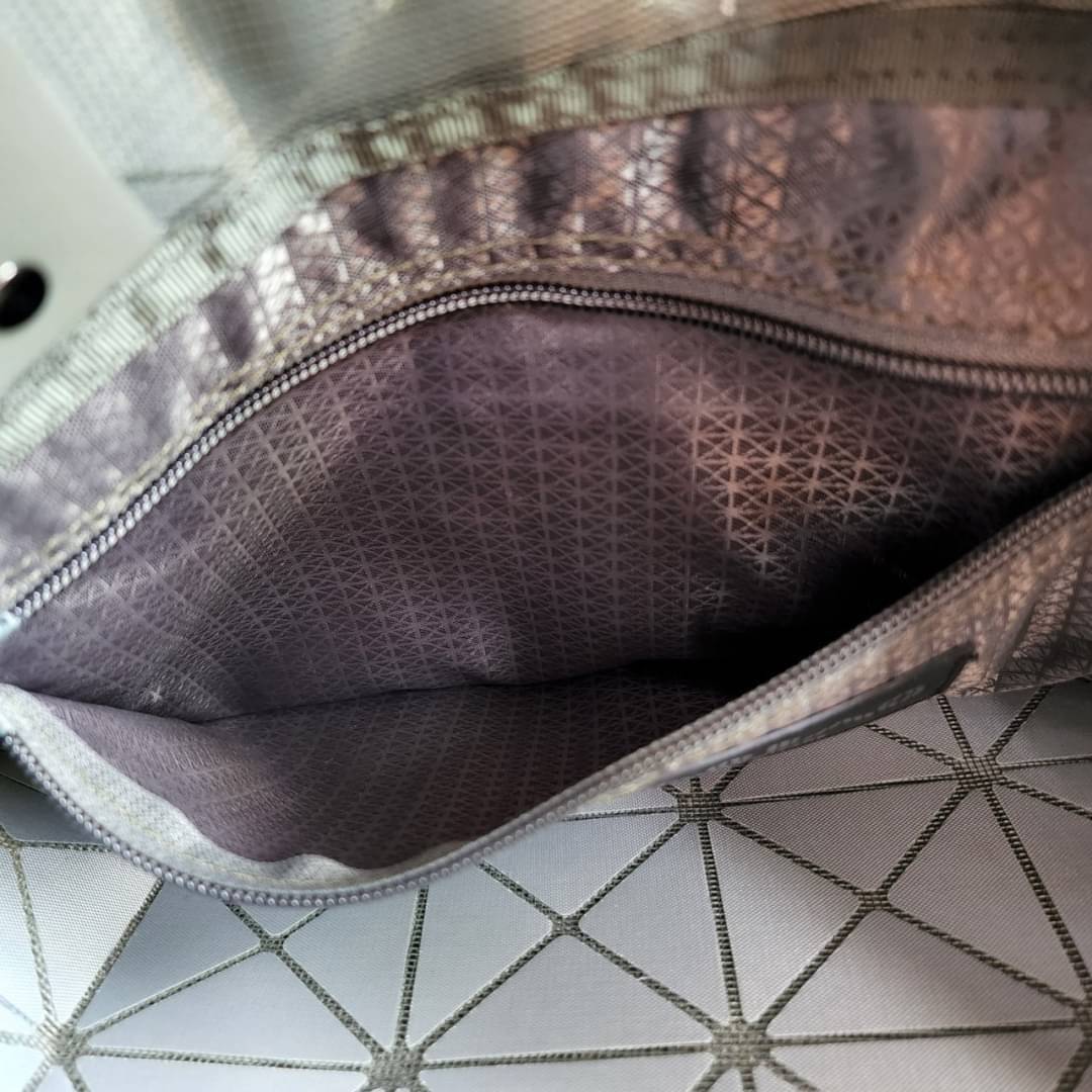 BAO BAO ISSEY MIYAKE LUCENT ONE-TONE กระเป๋า Bao Bao จากแบรนด์ดัง Issey Miyake แบรนด์แฟชั่นจากประเทศญี่ปุ่น ซึ่งมีสินค้ามากมายไม่ว่าจะเป็นเสื้อผ้า นาฬิกา น้ำหอม และที่ขาดไม่ได้นั่นก็คือ กระเป๋า Bao Bao ที่มีความพิเศษในเรื่องของวัสดุและดีไซน์ที่ครองใจสถาปน