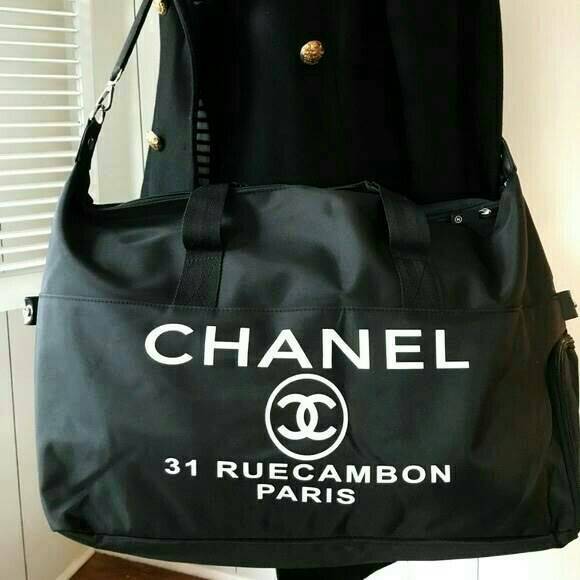 Must Have Now!!! กับ ไอเท็มที่ต้องมีติดตู้!! Chanel VIP Extra Large Tote/Duffle Bag กระเป๋าเดินทางแบบถือ ทรงยอดฮิต กันน้ำได้เต็มใบ 100% ด้านหน้าสกรีนโลโก้แบรนด์ เปิดปิดด้วยซิป ด้านในส่ของได้จุใจ มีช่องใส่ของเป็นสัดส่วน แถมมีช่องพิเศษใส่รองเท้าได้อีกด้วยคะ