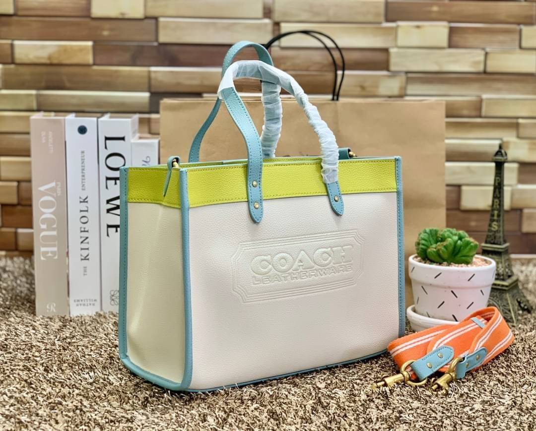 COACH FIELD TOTE 30 IN COLORBLOCK WITH COACH BADGE ((C0777)) พร้อมส่งอีกครั้ง! ไม่มีสักใบยังไงไหว สีคือผู้ดี แจ่มใส ละมุนตา ไม่ฉูดฉาด แถมคุณภาพเต็ม100 เหมือนเดิมเลยค่ะ! กระเป๋าทรงTote ใบใหญ่ หนังแท้อย่างดี ลายหนังสวยมากๆ หลงรักแน่นอน คอนเฟิร์มค่าา! สีที่ใ