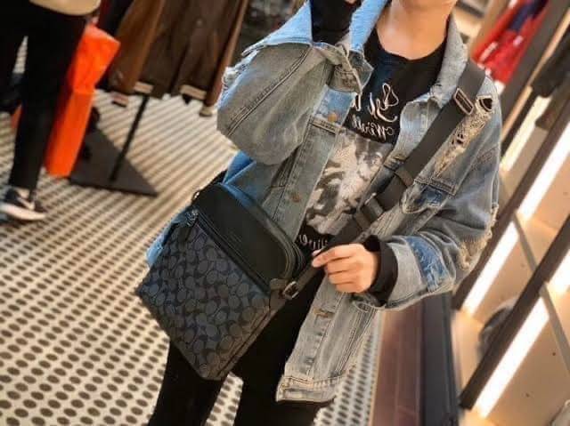 COACH HOUSTON FLIGHT BAG IN SIGNATURE CANVAS (F73336) ขายดีตลอดกาล!! คลาสสิคไม่มีใครเกิน!! กระเป๋าสะพายข้างทรงแมสเซ็นเจอร์ยอดฮิต ทรงสวย ดูดี 🔥 เป็นอีกรุ่น ที่พลาดแล้วต้องรอนานมากๆ ฮ๊อต ฮิต สุดๆ ใช้ได้ทุกเพศ Unisexสุดๆ เท่ห์มากบอกเลย จะออกงานไหน ไม