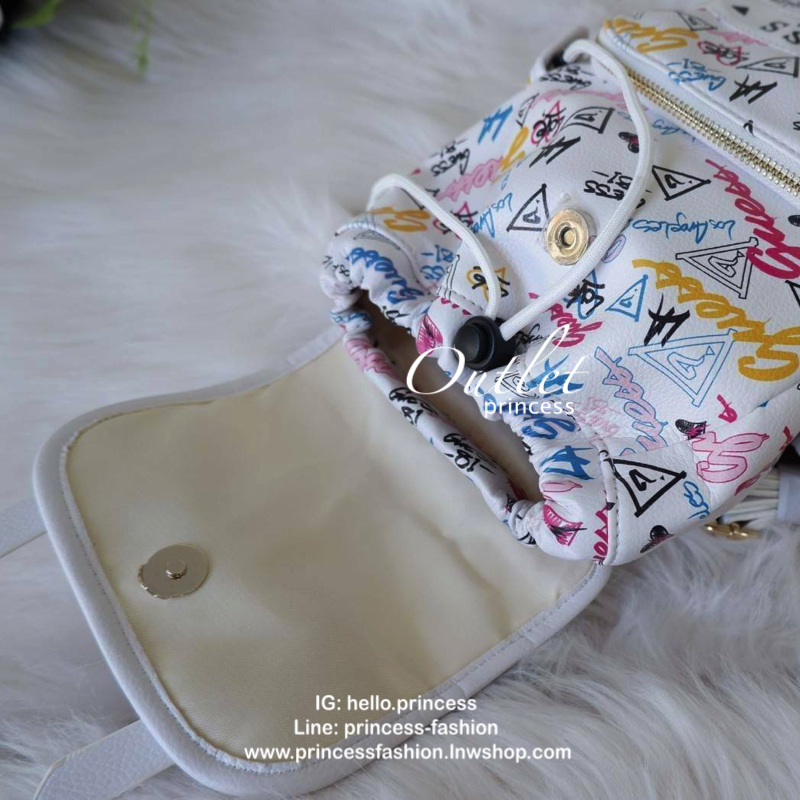 guess kacee front flap mini backpack กระเป๋าเป้สุด cool ด้านหน้าติดชื่อแบรนด์ เปิดปิดด้วยกระดุมแม่เหล็ก และรูดเชือกปิด ด้านหน้ามีช่องซิป และด้านข้างทั้ง 2ข้าง มีช่องใส่ของได้ รุ่นนี้น่ารักเว่อ วัสดุกันน้ำได้อีก ช่องด้านในใส่ของได้เยอะ และยังมีซิปอีกด้วย ส