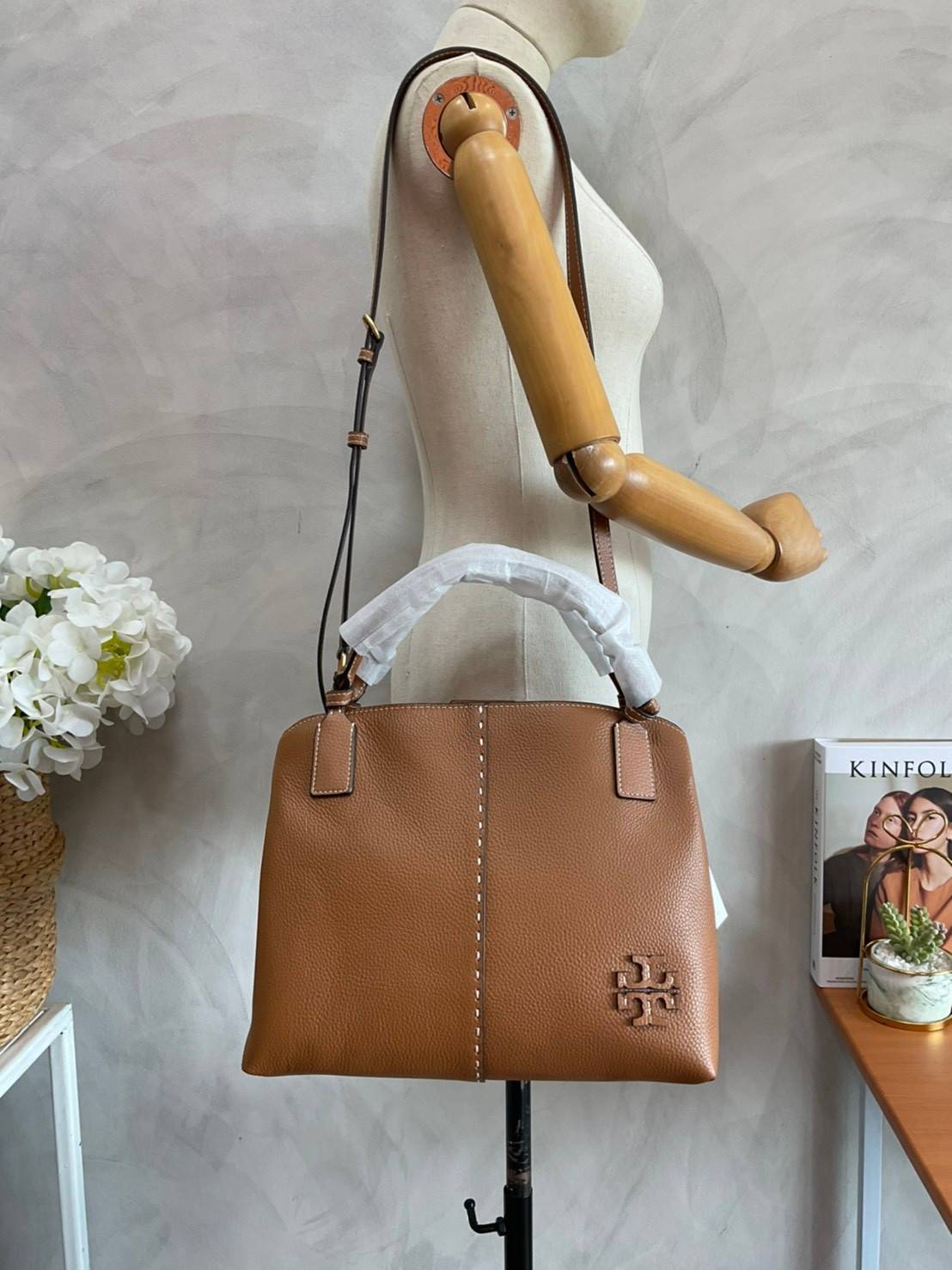 TORY BURCH Mcgraw Satchel Tote Bag (Size L) กระเป๋าถือ/สะพาย Crossbody วัสดุหนังลูกวัวแท้ 100% ด้านหน้าประดับโลโก้หนัง ตัดเป็นรูปตัว T สัญลักษณ์แบรนด์ ตัวกระเป๋าเดินด้ายเล่นลายเพิ่มลูกเล่น เพื่อความเก๋!!