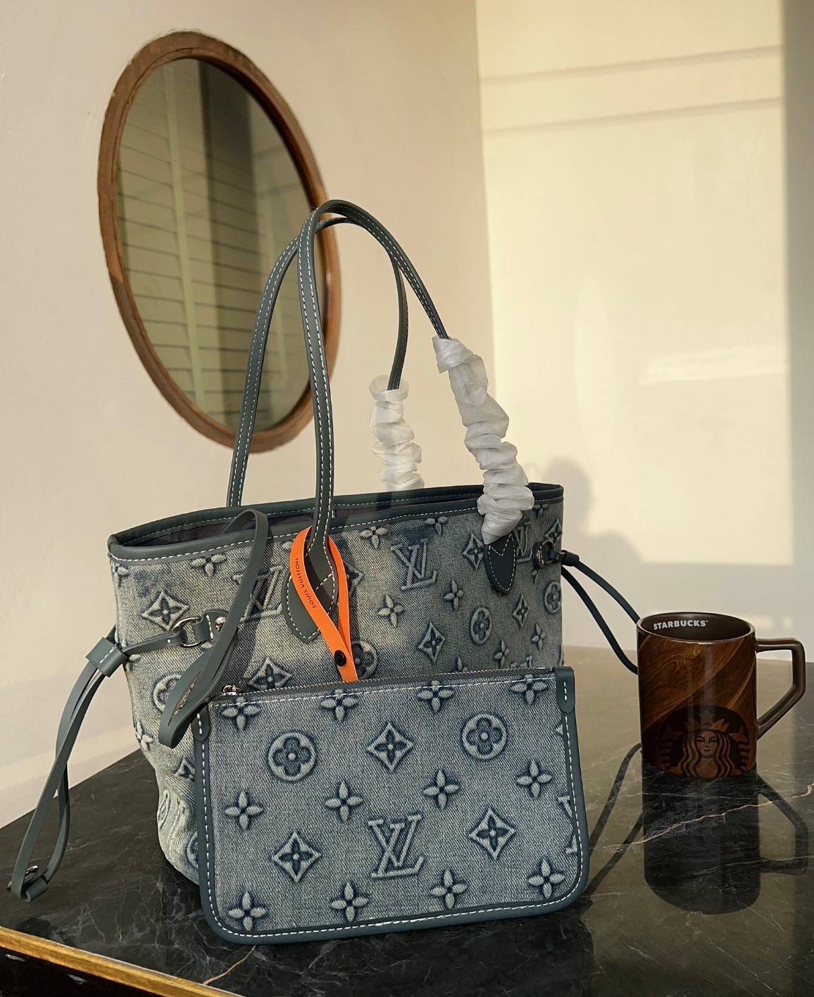 LV Neverfull Denim Tote Bag กระเป๋าสะพายทรงโท้ทเดนิมลายโมโนแกรมปั้มนูนคมชัดสวยหรูลัคชู สุดคลาสสิค ดีไซด์ใหม่ กับกระเป๋าทรงที่สามารถใช้ได้กับทุกๆวัน วัสดุเดนิมหนานิ่มอย่างดี ทอลายแบรนด์แบบ3Dนูนคมชัดสวยมากๆค่ะ