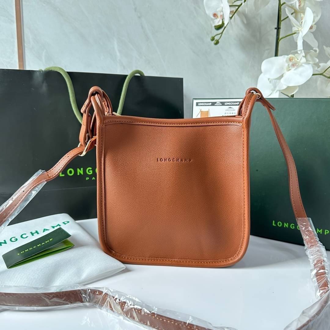 LONGCHAMP LE FOULONNÉ CROSSBODY BAG กระเป๋าสะพายที่เรียบง่ายและดูดี การออกแบบที่คล่องตัวของรุ่นนี้เหมาะอย่างยิ่ง
