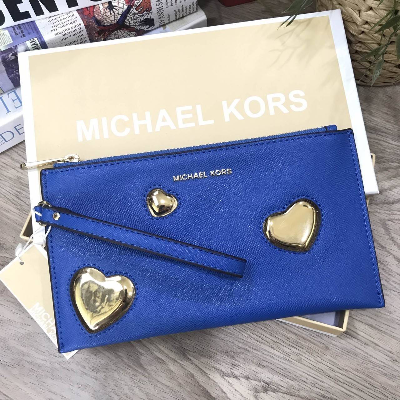 NEW ARRIVAL! Michael Kors Jet Set Travel Large Heart Clutch 2018 กระเป๋าคลัชรุ่นใหม่ล่าสุดขนาดกำลังดีด้านหน้าประดับโลโก้แบรนด์อะไหล่ทองแต่งด้วยหัวใจสวยโดดเด่น เปิดปิดด้วยซิปมาพร้อมสายคล้องมือ ภายในมีช่องใส่บัตร สามารถใส่กระเป๋าสตางค์ iphone8+ได้ ภาพถ่ายจา