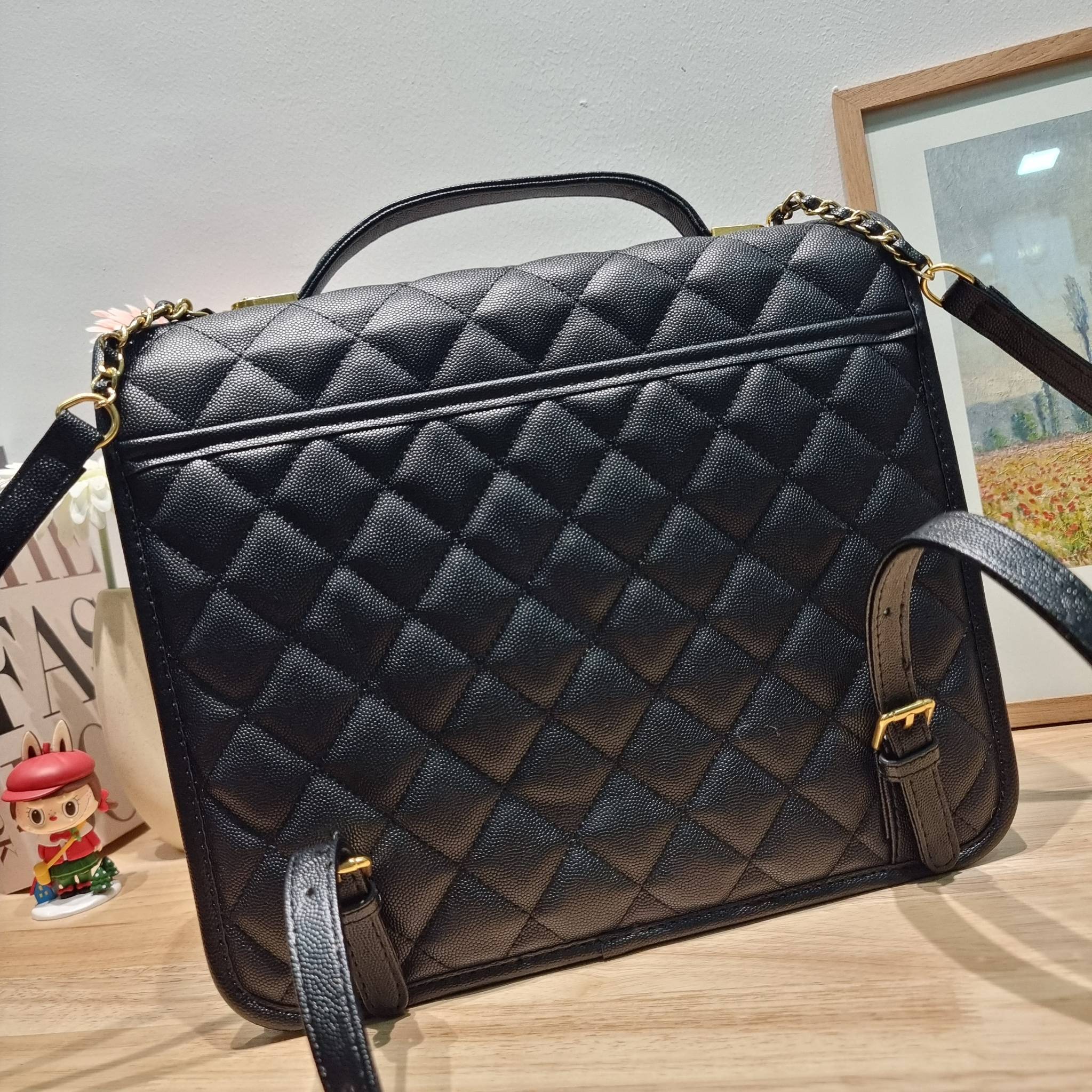 Chanel 22k backpack ที่สุดของไอเท็มที่ตัวแม่ยังต้องมี กับกระเป๋าสะพายทรงเป้ ดีไซน์สุดชิค รูปทรงสวยเป็นเอกลักษณ์ ใบใหญ่จุของคุ้ม สะพายออกทริปไปเที่ยวได้สบายๆ วัสดุหนังลายคาเวียร์ ผิวสัมผัสดี