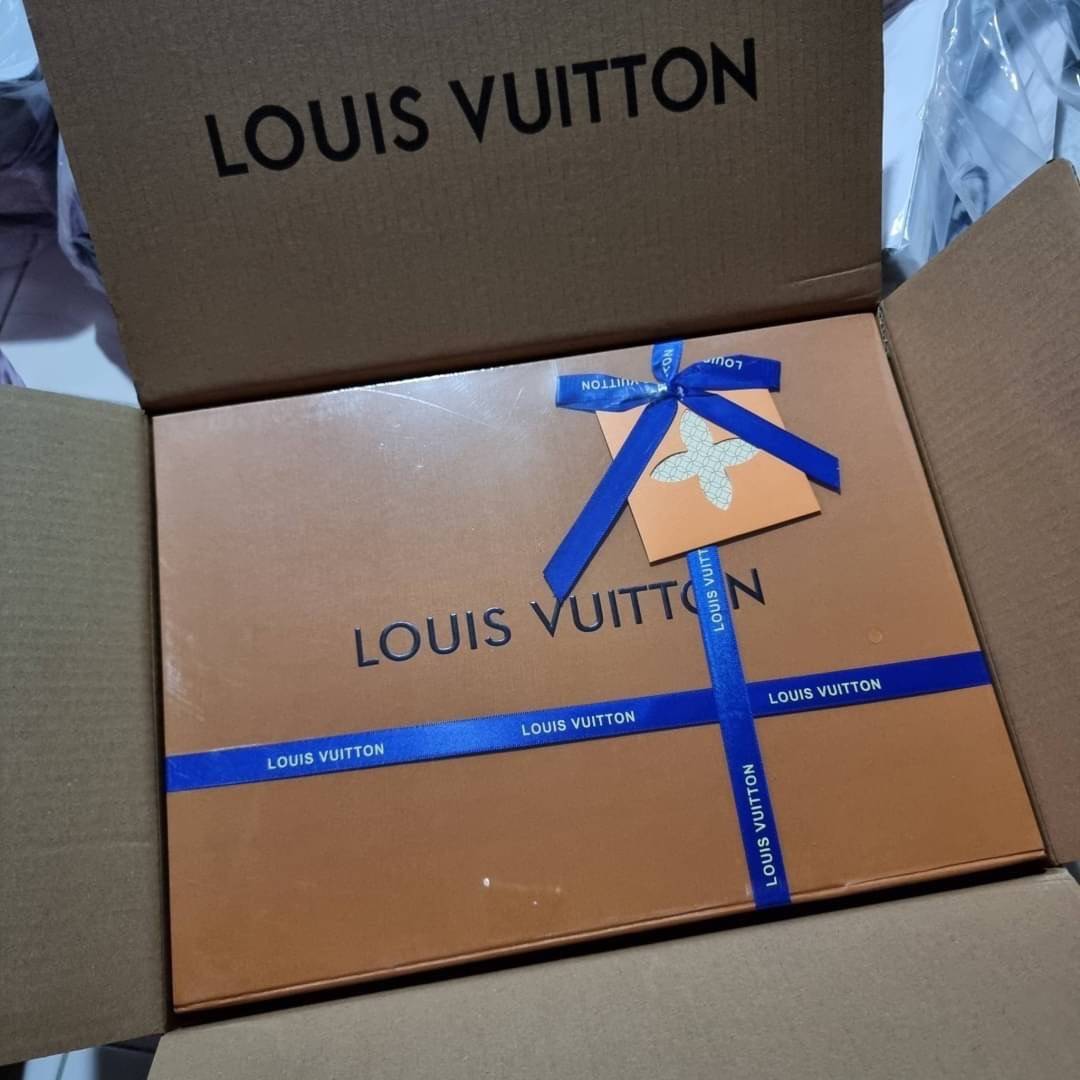 LV Backpack Size Small | สายสะพายเล็ก ถอดได้ LV palm springs New in!! เข้าแล้วกับไอเท็มยอดฮิต หรูหราพร้อม box set สุดสวย ที่สุดของความคุ้มค่า LV palm springs กระเป๋าแบ็คแพ็ค มาให้เลือก 2 ไซส์ ขายดี วัสดุหนังแคนวาสคุณภาพดี มีช่องซิปแบ่งสัดส่วน ใบเล็กสายวะพ