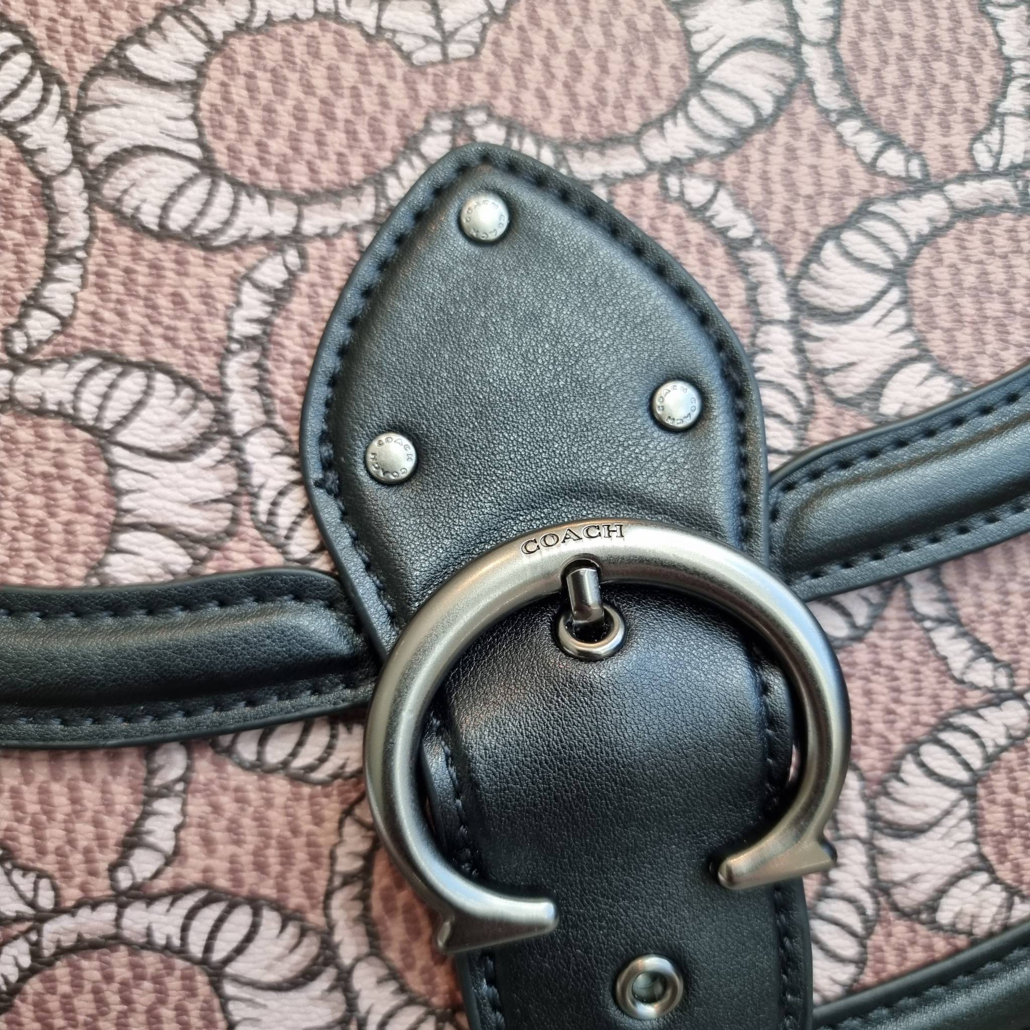 OUTLET 】COACH C6972 COACH x MICHAEL B. JORDAN WITH BEAT SADDLE BAG คอลเลคชั่นใหม่ ดีไซน์สุดชิค มาให้สวยในไทยก่อนใคร กับกระเป๋าทรง saddle ที่พิเศษมากๆมาพร้อมสายสะพาย 2 เส้น ใช้คู่กันหรือแยกสะพายก็สวยครบสูตร กระเป๋าสะพายทรง saddle คลาสสิค วัสดุหนังแคนวาสสลั