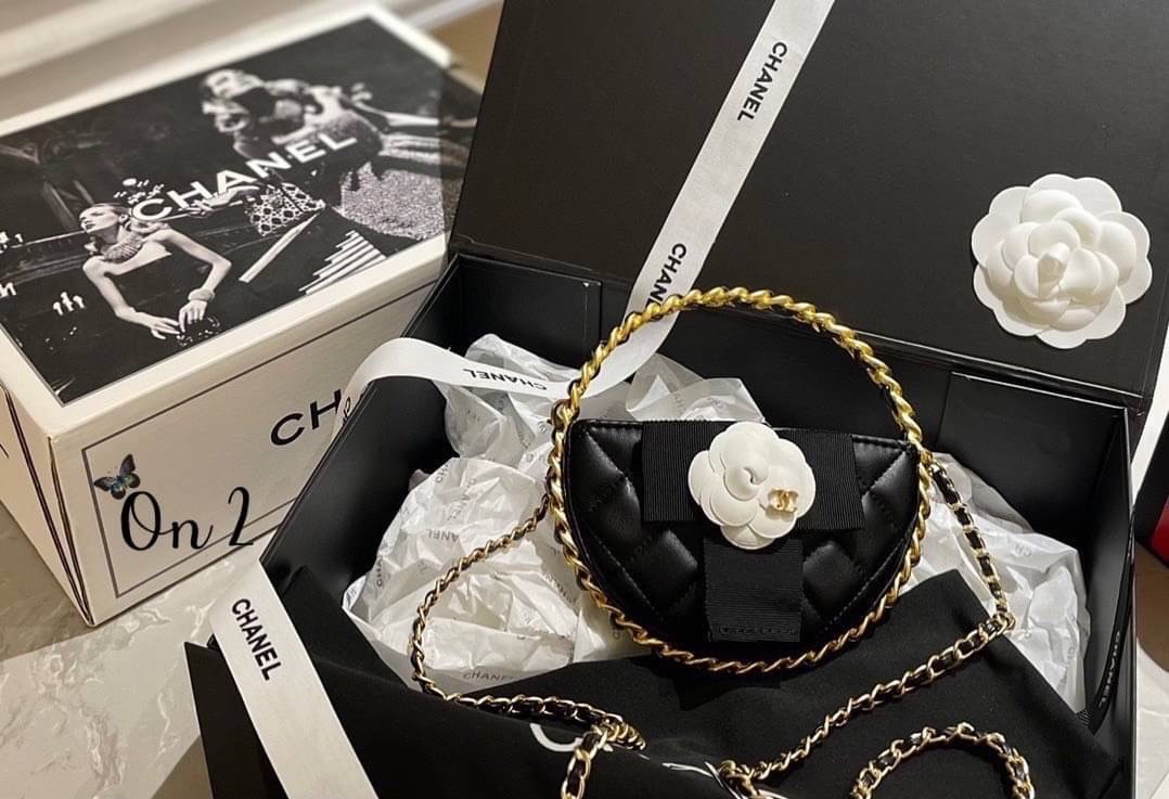 Chanel PouchGold-Tone Metal / CHANEL Quilted Round Camellia Mini Clutch Black กระเป๋าถือหรูหราน่ารัก ประดับดอกคามิเลียเป็นเอกลักษณ์ เกรดไฮเอน 1:1