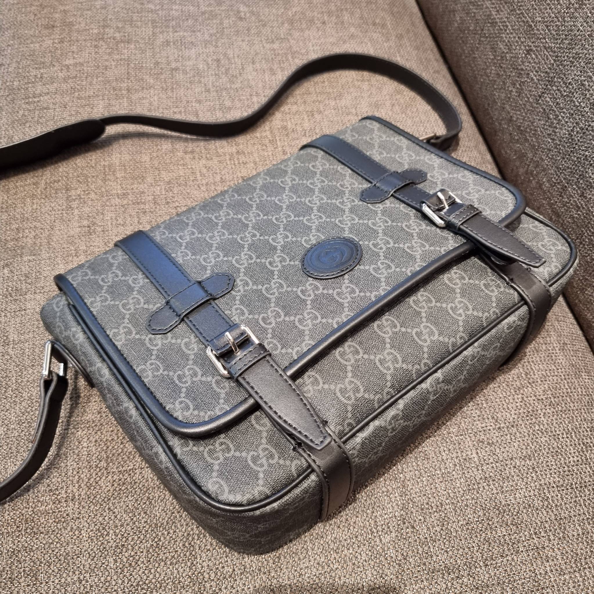 Gucci GG Supreme messenger bag GC MESSENGER VINTAGE BAG กระเป๋าสะพายข้างทรงแมสเซนเจอร์ ย้อนยุค ลุคผู้ดีแบบลูกคุณ ดีไซน์ unisex ใช้ได้ทั้งชายและหญิง พรีเมี่ยมกิ๊ฟวีไอพี วัสดุหนังแคนวาส ใช้งานง่ายด้วยฝาเปิดกระดุมแม่เหล็ก ด้านหลังมีช่องเก็บของจุกจิกได้ ภายใน