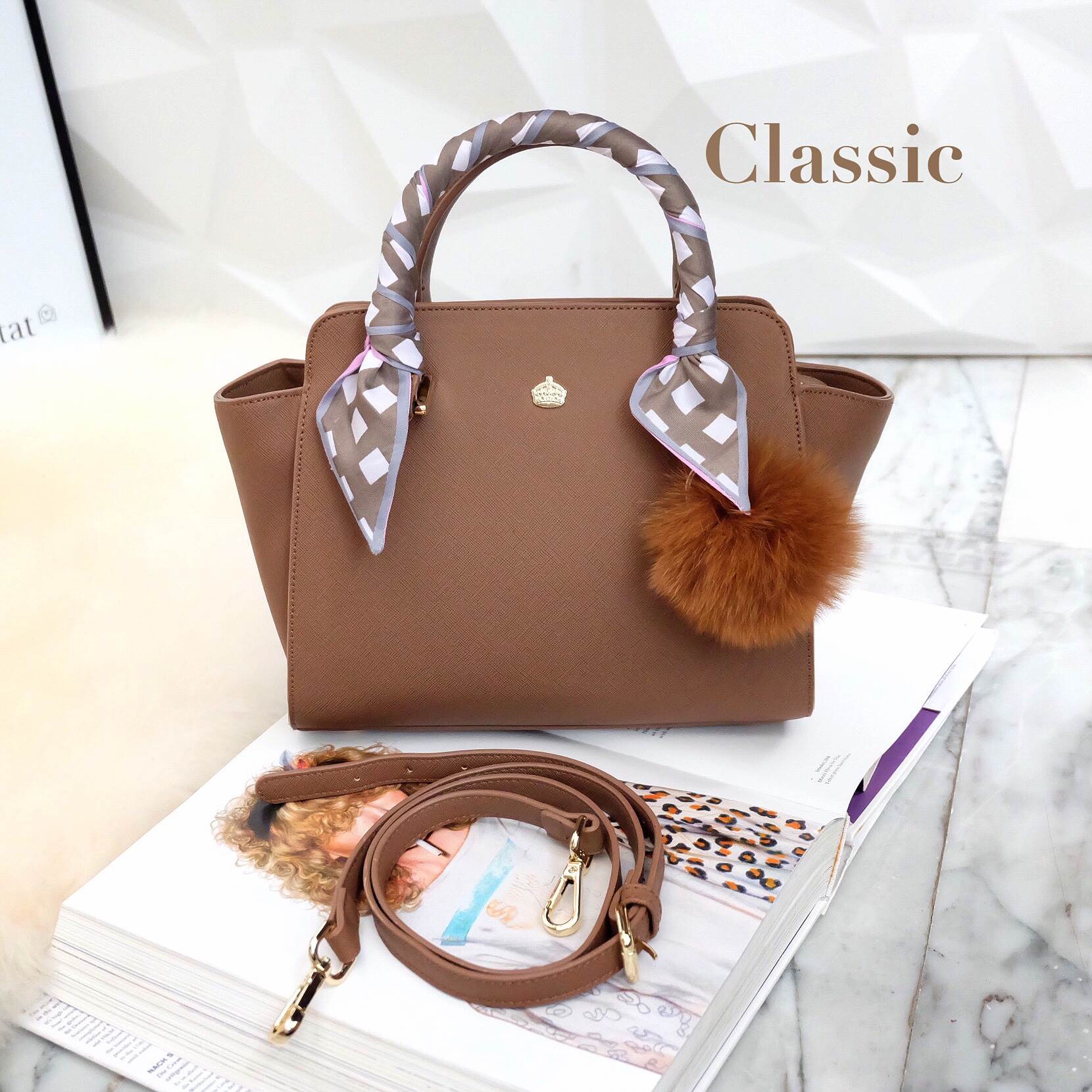 รุ่นขายดีตลอดกาล กระเป๋าหนัง saffiano สวยมากๆค่า รุ่น KEEP Infinite office bag สวย น่ารัก ขนาดตอบทุกโจทย์การใช้งาน เห็นแล้ว **หลงรักเลยคะ 🌲ตัวกระเป๋าขนาดกำลังดีหนังsaffiano ลายสวยที่สำคัญ ดูแลรักษาง่าย ประดับด้วยผ้าพันหูกระเป๋ารุ่นพิเศษ ทำให้กระเป