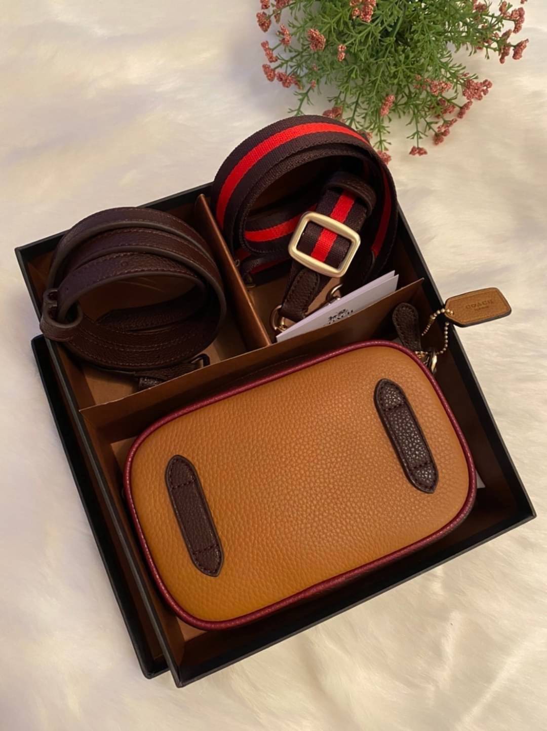 COACH JES CONVERTIBLE BELT BAG IN COLORBLOCK 2IN1 !! กระเป๋าคาดอก/สะพายข้าง ใช้ได้ถึง 2 แบบ!! คุ้มค่ามากที่สุด!! วัสดุหนัง pepble ดีไซน์เรียบ แต่หรู ภายในเป็นช่องโล่ง ใบนี้สาวๆที่ไม่ชอบพกของเยอะ เหมาะมากๆน้า 🙇♀️ ของดีราคาจับต้องได้ ไอเท็มนี