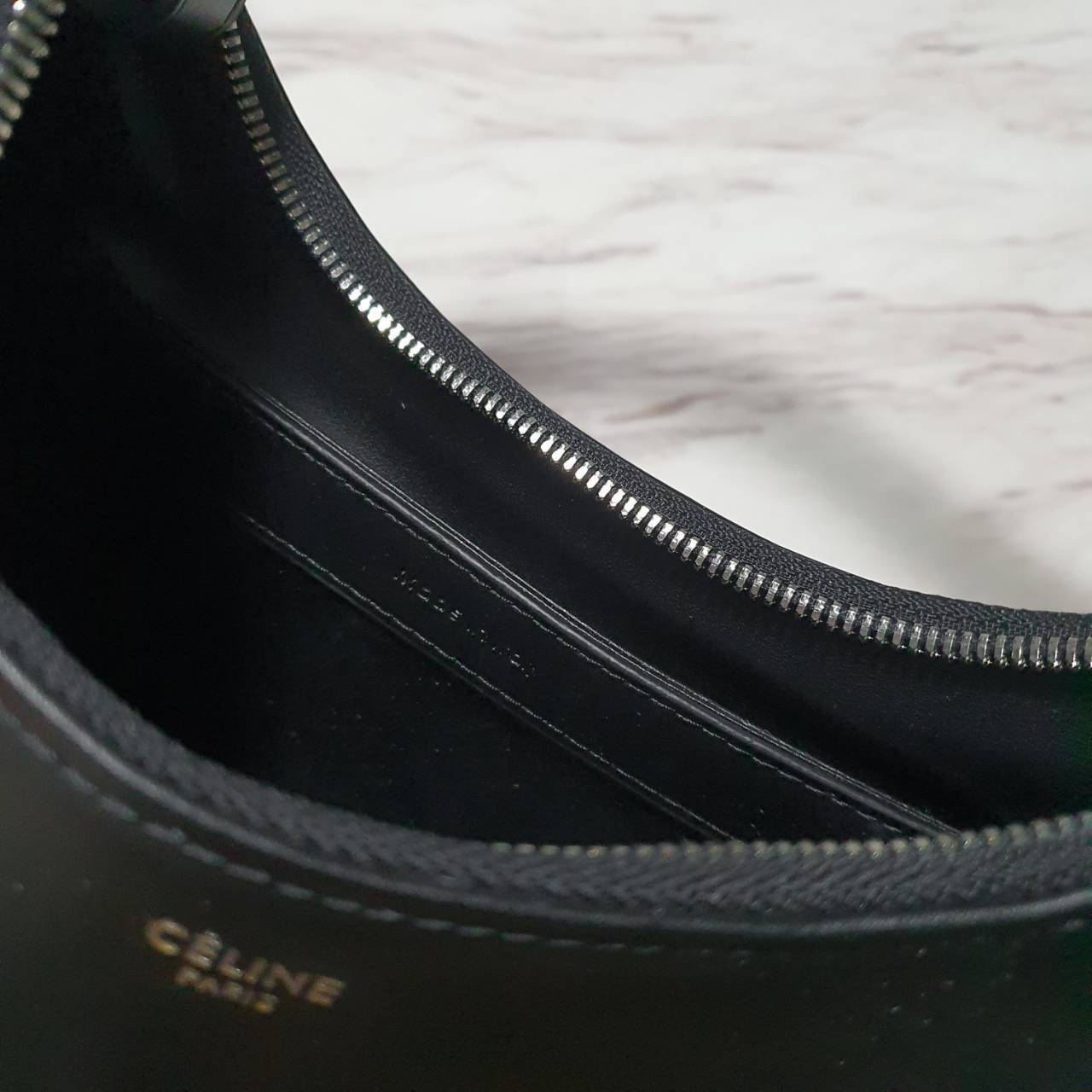 CELINE SHOULDER BAG VIP GIFT WITH PURCHASE (GWP) AVA BAG IN SMOOTH CALFSKIN พรีเมี่ยมกิ๊ฟ Limited Edition จาก CELINE HAUTE PARFUME DUTYFREE COUNTER วัสดุหนังสังเคราะห์เรียบสวย ดีไซน์สวยหรูฮิตสุดในเกาหลี! หนังสวยอยู่ทรงกันน้ำ เปิดปิดด้วยซิปแบรนด์ ภายในโล่ง