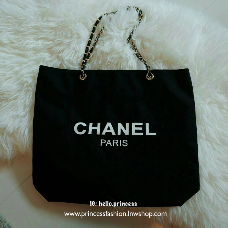 New Arrival!! พร้อมส่งที่ไทย ตามคำเรียกร้อง CHANEL VIP CANVAS TOTE BEAUTY GIFT TOTE CANVAS GOLD HARDWARE CHAIN STRAPS วัสดุทำจากผ้าแคนวาสหนา บุด้วยผ้าซับอีกชั้น ด้านหน้ามีโลโก้แบรนด์ ตรงอะไหล่ปั้มแบรนด์ทุกจุด ตัวสายทำจากโซ่ เรียบ หรู ดูดี ใส่ของได้เยอะมาก