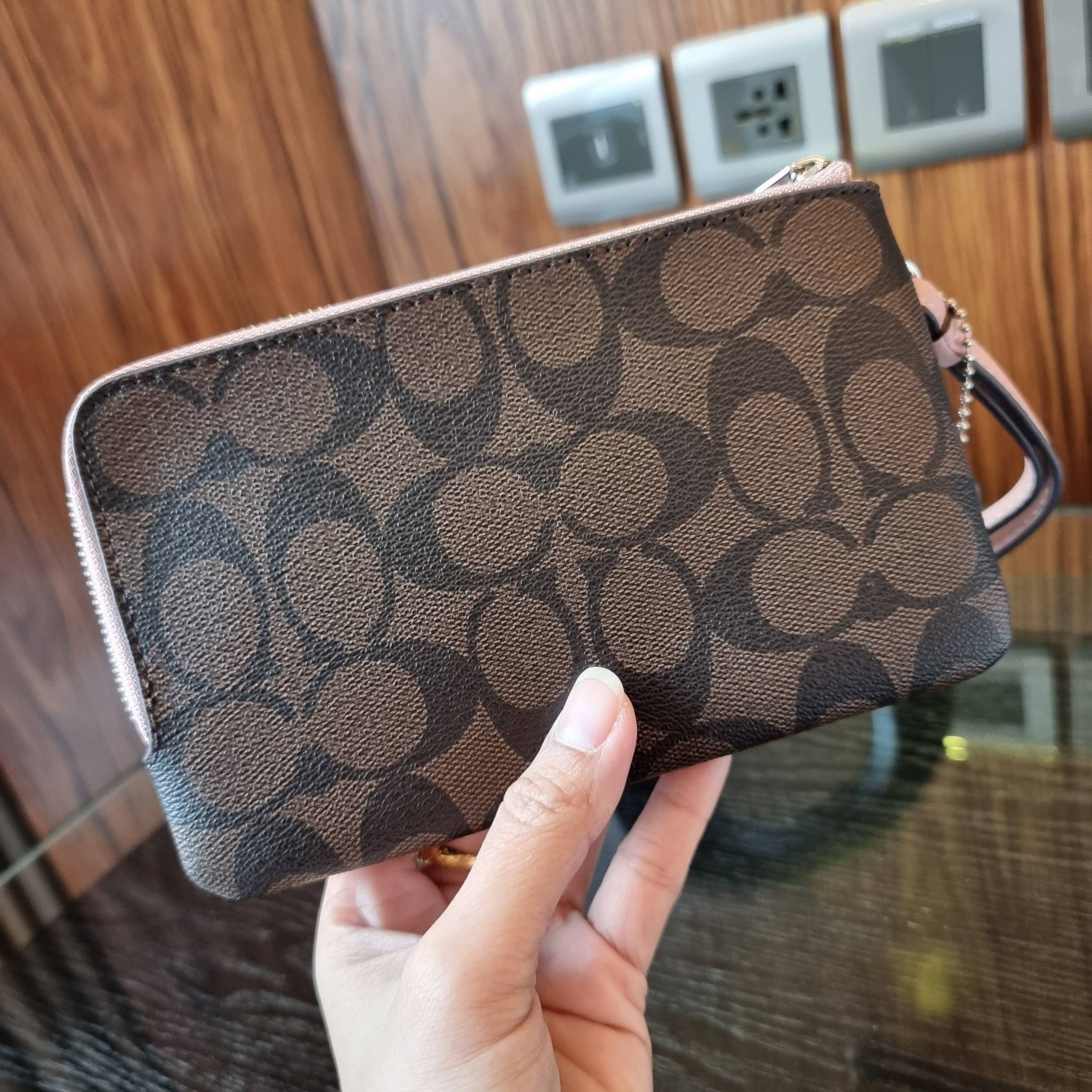 COACH F87591 DOUBLE CORNER ZIP WALLET IN SIGNATURE COATED CANVAS คล้องมือรุ่น 2 ซิป!! มาแล้วจ้า 🌟🤗 ไซส์นี้คือเหมาะมือจริงๆ พกง่ายเช่นเคย ไม่ต้องกังวลว่าจะเกะกะหรือกินพื้นที่กระเป๋าหลัก วัสดุหนังแคนวาสเคลือบลาย มีช่องหลักแยก 2 ช่อง ภายในบุผ