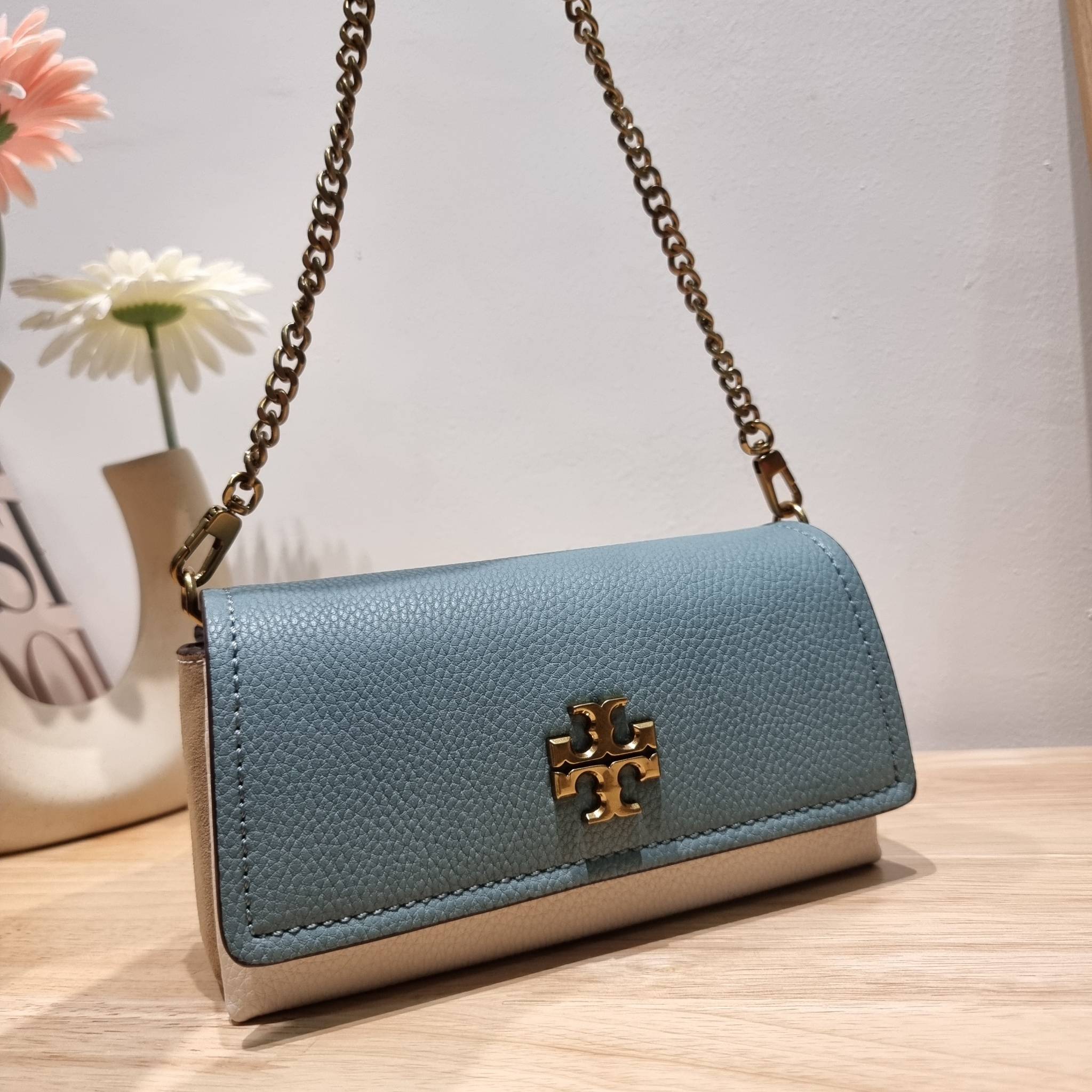 TORY BURCH LIMITED-EDITION MINI BAG รุ่นลิมิเต็ด ที่ sold out ไปแล้วหลายช็อป มีมาให้ช้อปที่นี่! กับกระเป๋าสะพายข้างทรงผู้ดี ไซส์มินิ ที่ผลิตมาในจำนวนจำกัด โดดเด่นด้วยอะไหล่ทองคลาสสิคหรูหรา และสายสะพายโซ่สลับหนัง ทำให้สะพายได้โดยไม่เจ็บไหล่