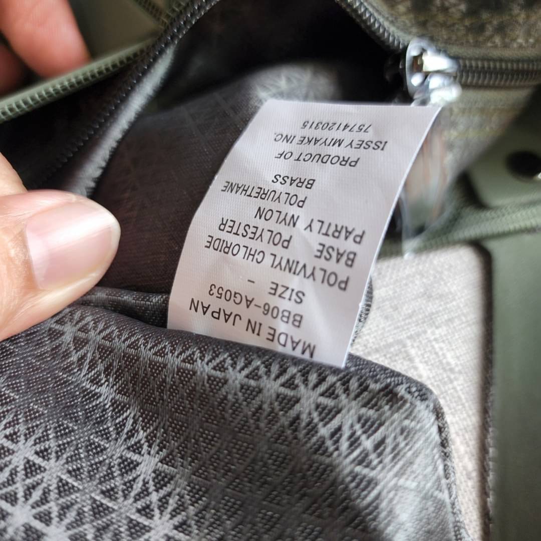 BAO BAO ISSEY MIYAKE LUCENT ONE-TONE กระเป๋า Bao Bao จากแบรนด์ดัง Issey Miyake แบรนด์แฟชั่นจากประเทศญี่ปุ่น ซึ่งมีสินค้ามากมายไม่ว่าจะเป็นเสื้อผ้า นาฬิกา น้ำหอม และที่ขาดไม่ได้นั่นก็คือ กระเป๋า Bao Bao ที่มีความพิเศษในเรื่องของวัสดุและดีไซน์ที่ครองใจสถาปน