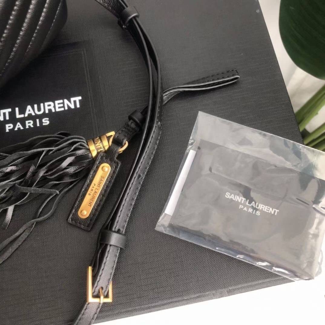 หนังแท้ YSL SAINT LAURENT Lou Medium Monogram YSL Calf Crossbody Bag Anatomy of YSL Camera Bag กระเป๋าสะพายแบรนด์ดังสุดฮิต เป็นอีกหนึ่ง Item ยอดนิยมสำหรับสาวๆ ที่รักความคล่องแคล่ว มีจุดเด่นทั้งในเรื่องการออกแบบกระเป๋า ที่สามารถนำออกมาใช้ได้ในทุกโอกาส สวย 
