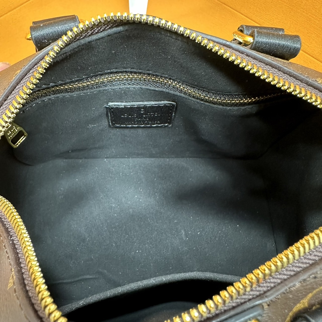 LV Petite Malle Souple Bag / LV Speedy Monogram Bag กระเป๋าสะพายทรงสปีดี้คลาสสิค สวยหรูจากดีเทลเก็บมุมด้วยหมุด เกรดออริ เทียบแท้ 1:1 ใช้งานต่างประเทศได้