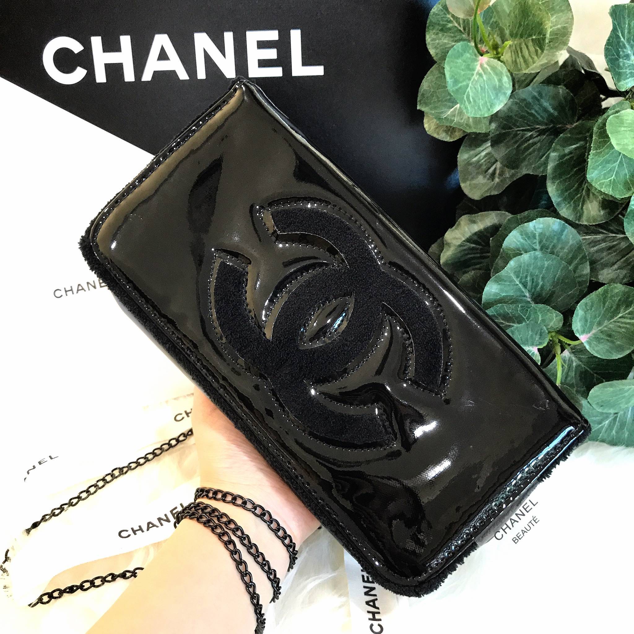 Best sellerแห่งปี! ต้องกดเลิฟให้ใบนี้เลย กระเป๋าclutch & shoulder bag สี Classy black งานพรีเมี่ยมกิ้ฟ จากเคาเตอร์ต่างประเทศ จากแบรนด์ Chanel เป็นกระเป๋าหนังแก้วเงา สวยหรู ตามแบบฉบับของแบรนด์เลย ตัวกระเป๋าขนาดกำลังดี ใส่มือถือได้ทุกรุ่น สามารถเก็บสายถือเป