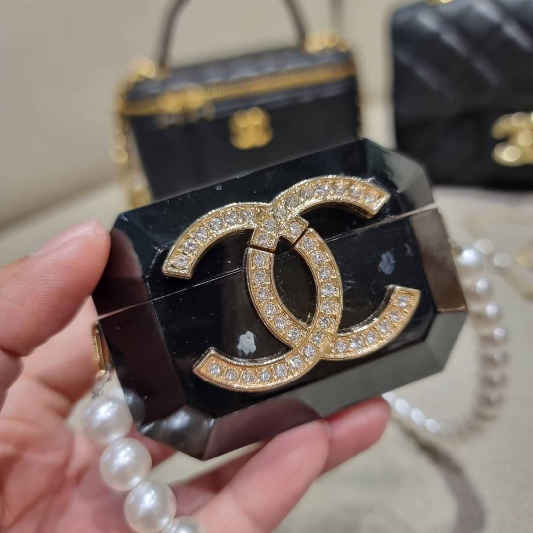 VIP 🥂 เซ็ทคือที่สุดของความคุ้ม EXCLUSIVE MIX ITEM!! CHANEL GIFT BOX SET กลับมาอีกครั้งกับไอเท็มสุดหรูชวนให้สะสม สุดยอดของรุ่นยอดฮิตพร้อมเสิร์ฟครบชุด สุดคุ้ม มาพร้อมกระเป๋าสะพายถึง 2 ใบ คอลเลคชั่นของมันต้องมี ทั้งตัวคลาสสิคและ vanity และสุดยอดของหา