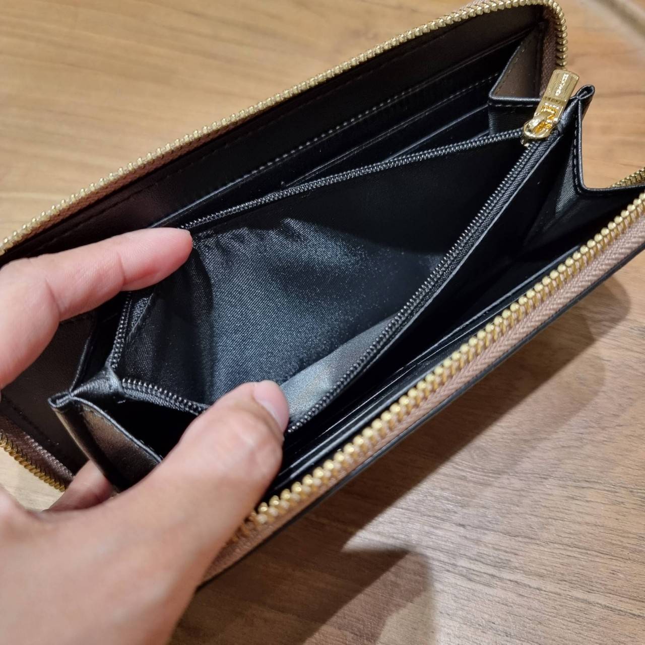 COACH ACCORDION ZIP WALLET IN SIGNATURE CANVAS WITH PRAIRIE ROSE / JUMBO FLORAL / CAMO ROSE FLORAL / MEDLEY BOUQUET PRINT ((F31572/F39189/F26290/F2859)) สวยคลาสสิคไม่มีใครเกิน!! กระเป๋าสตางค์ใบยาว ลวดลายสวย สีสันโดดเด่น วัสดุหนังแคนวาสเคลือบ เปิด-ปิดด้วยซ