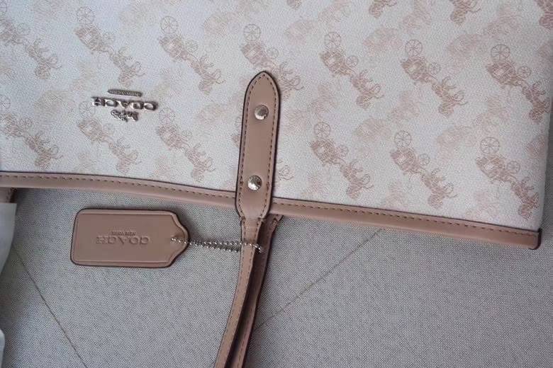 COACH 91107 REVERSIBLE CITY TOTE WITH HORSE AND CARRIAGE PRINT ใช้ได้ 2 ด้าน 🔺ทรง Tote รุ่นแนะนำค่ะ!! วัสดุ pvc อย่างดี นิ่มยวบตัวสวย ลายรถม้าทั้งใบค่ะ (ในไทยหายากค่ะลายนี้) 📌สามารถใช้ได้ทั้งด้านในและด้านนอกนะคะ สวยทั้ง2ด้านเลยทีเดียว เป็น