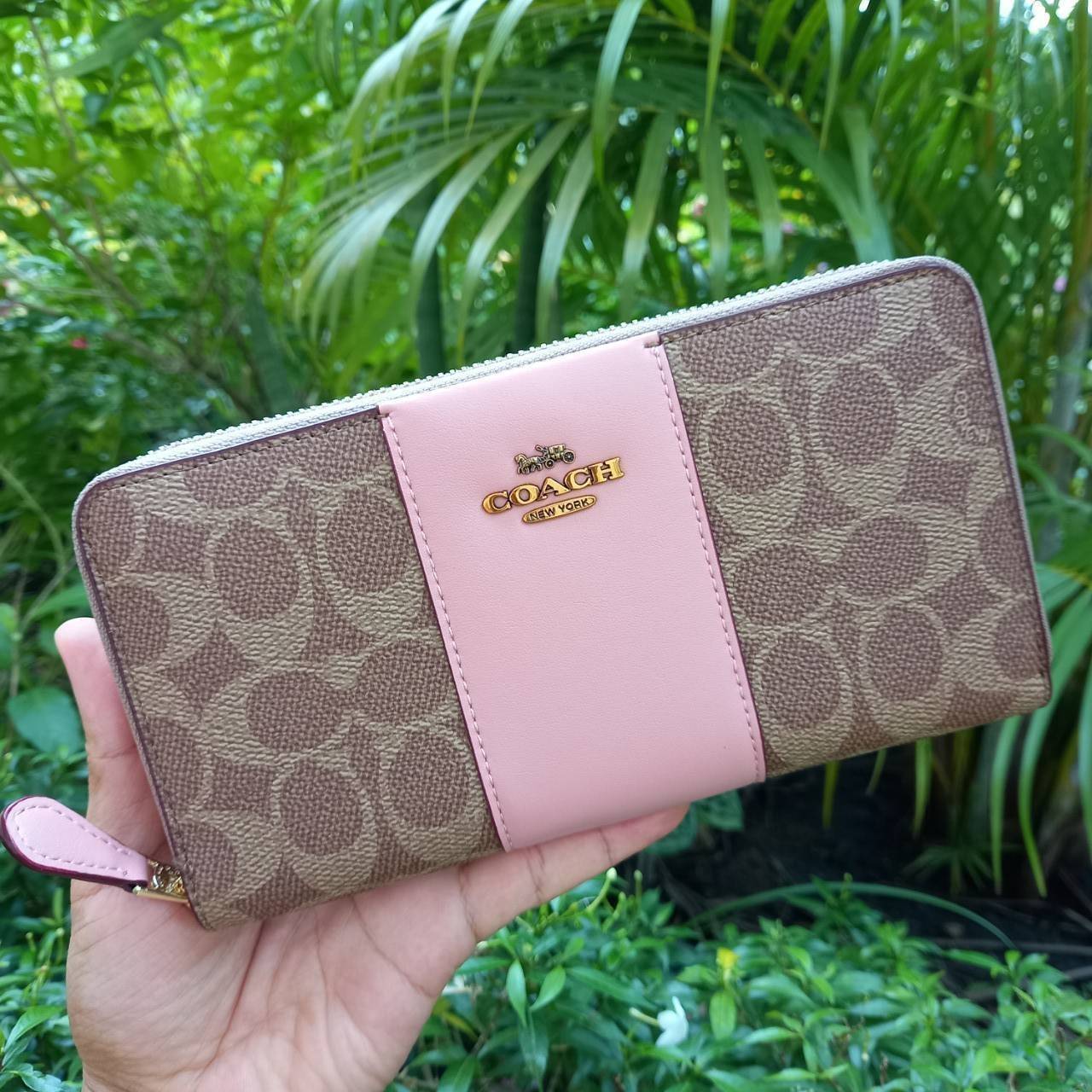 มาเท่าไหรก็ไม่เคยพอจริงๆ มีความต้องการกันถึงขีดสุด❣️😘>>COACH ACCORDION ZIP WALLET IN COLORBLOCK SIGNATURE CANVAS (COACH 31546)🍁กระเป๋าสตางค์ใบยาว ซิปรอบ //วัสดุหนังแคนวาสสลับหนังแท้ ดีไซน์สวย โดดเด่นลงตัวเป็นที่สุด ด้านในมีช่อ