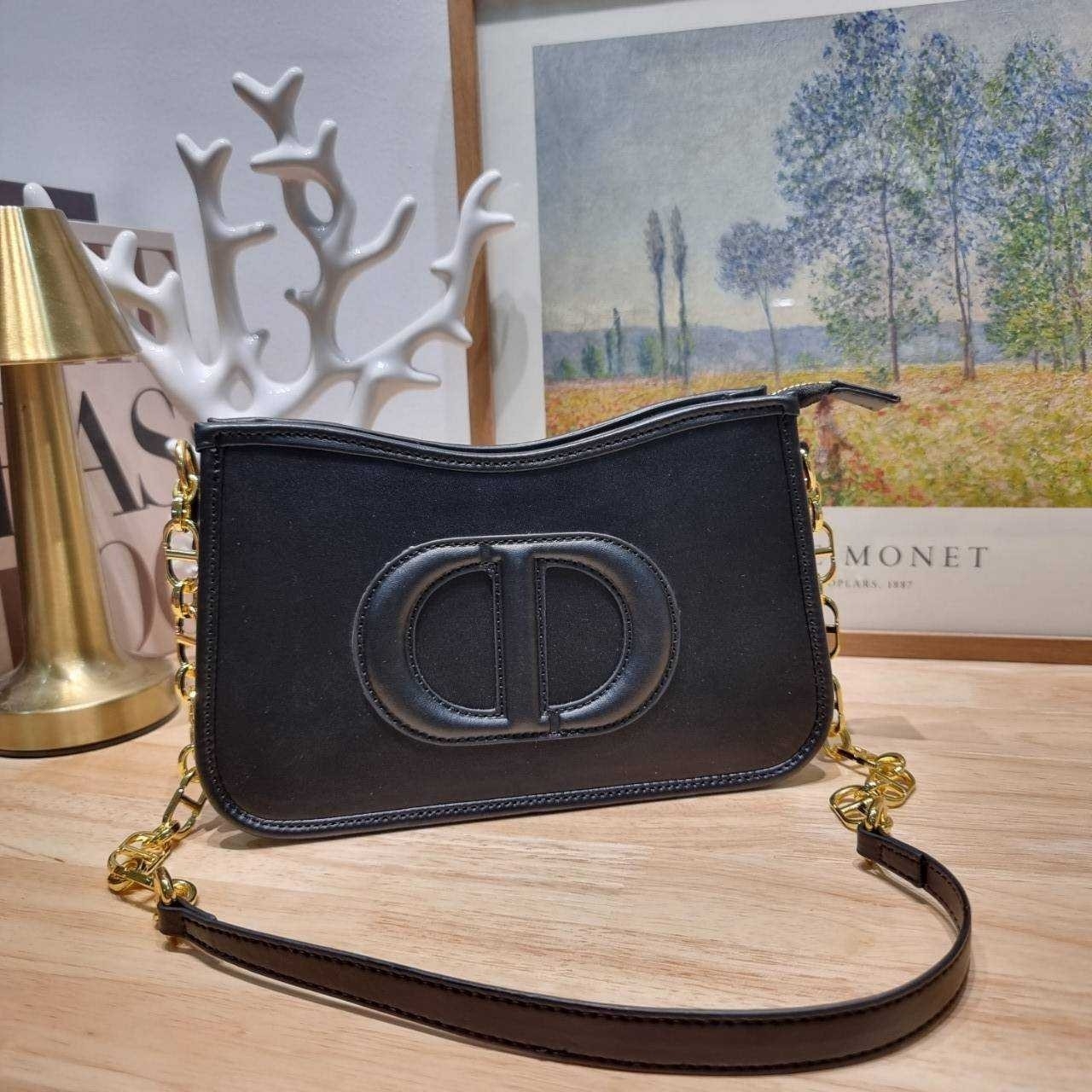 CD SIGNATURE HOBO MINI BAG กระเป๋าสะพายซิกเนเจอร์ โดดเด่นด้วยโลโก้เอกลักษณ์ เกรดออริ 1:1 ใช้งานต่างประเทศได้