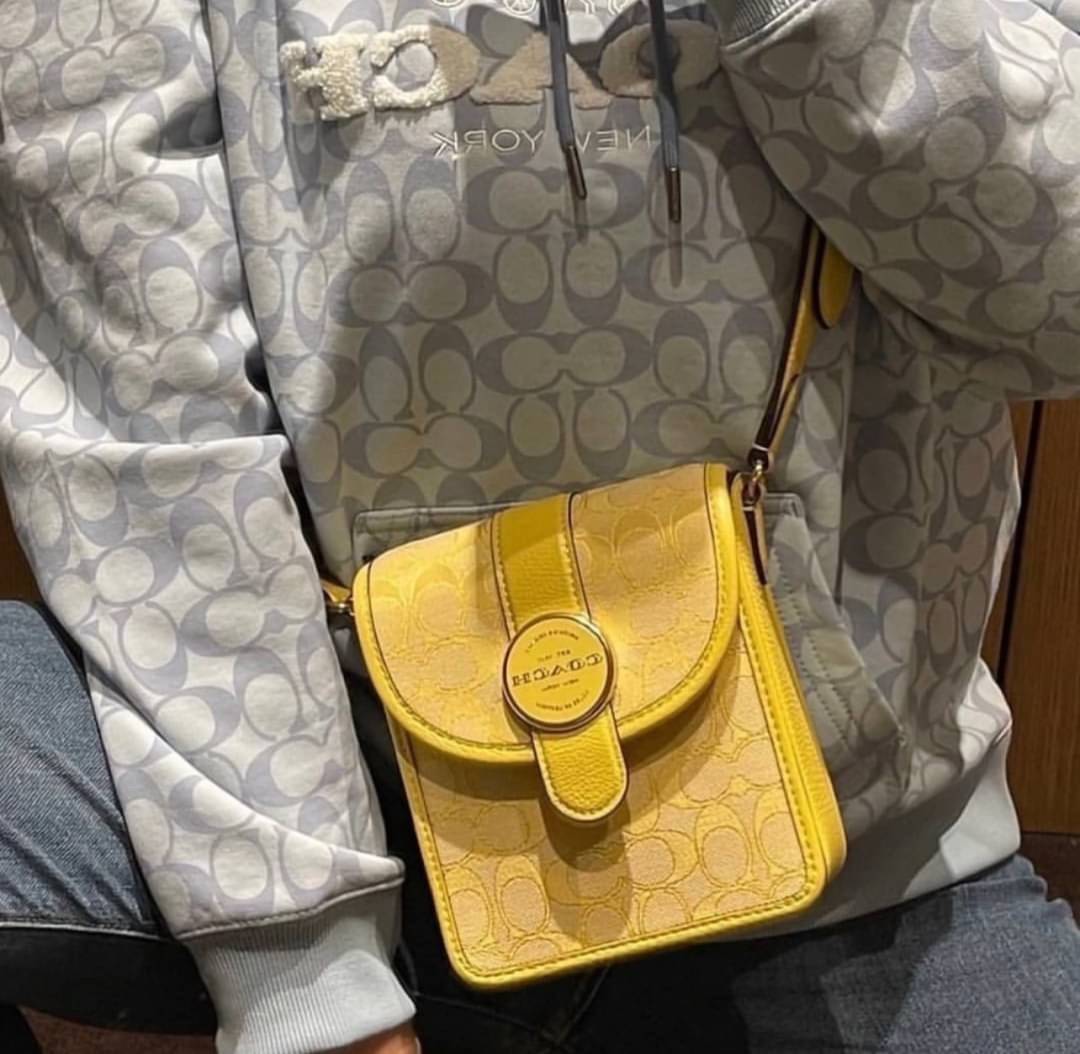 COACH North/South Lonnie Crossbody In Signature Jacquard C8321 ภาพสินค้าถ่ายจากงานขายจริง ใช้งานต่างประเทศได้