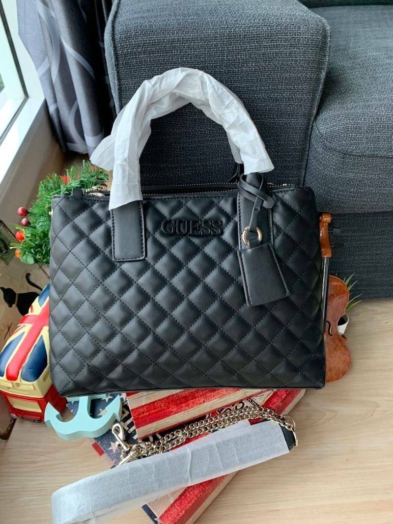 Guess Elliana Quilted-Look Handbag กระเป๋าสะพายรุ่นใหม่ล่าสุดจาก Guess วัสดุหนังนิ่มเรียบ แต่งลายตารางสวยดูมีดีเทล ขนาดกำลังดี น้ำหนักเบา ด้านหน้าประดับโลโก้แบรนด์แบบนูน มีช่องใส่ของหลายช่อง เปิดปิดด้วยกระดุมแม่เหล็กและช่องซิป ภายกว้างมีช่องใส่ของแยกเป็นส