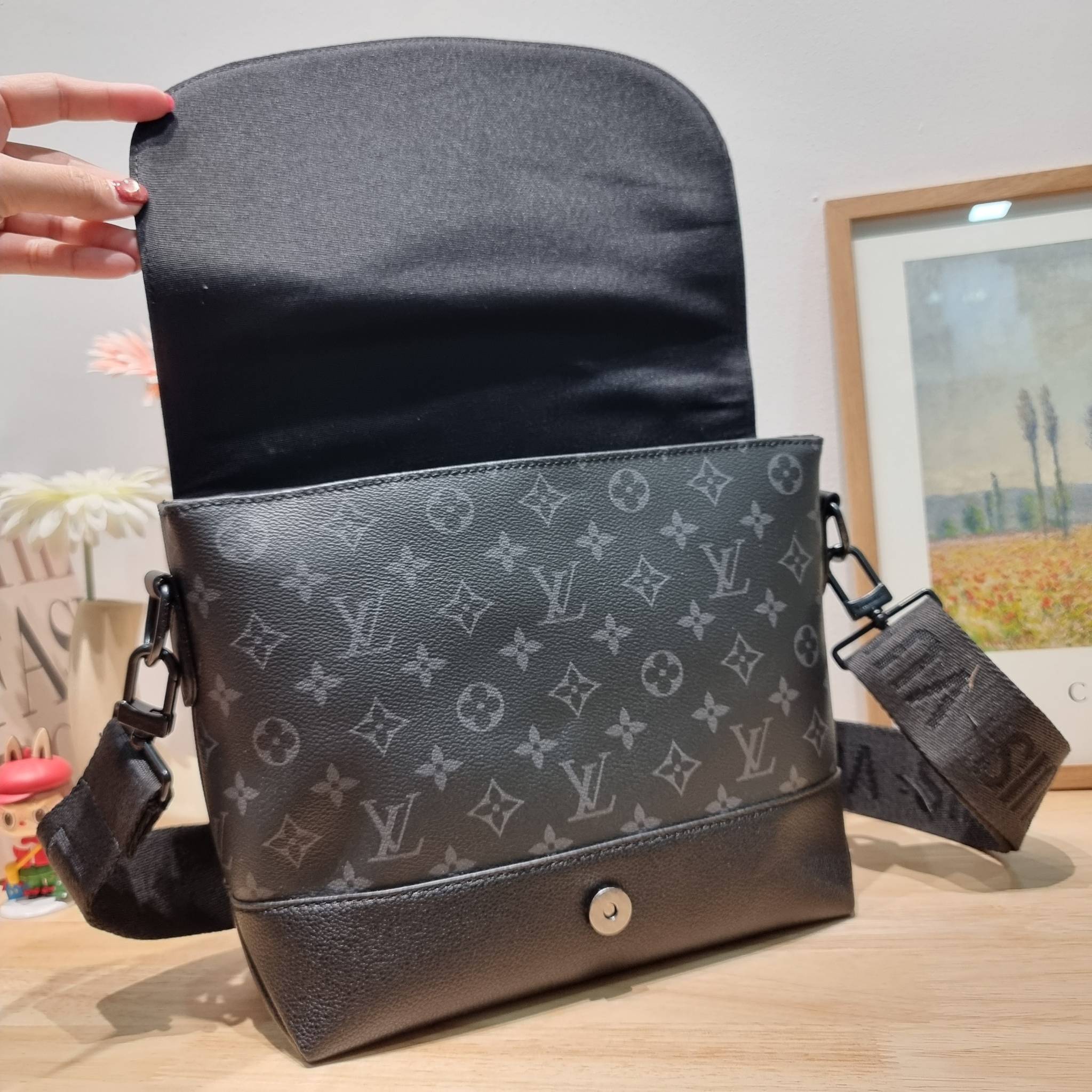 LV SAUMUR MESSENGER Monogram Eclipse Canvas Bag คอลเลคชั่นสุดหล่อ ใหม่ก่อนใคร กับกระเป๋าสะพายทรงแมสเซ็นเจอร์สำหรับหนุ่มๆ ดีไซน์คลาสสิคแฝงดีเทลความหรู