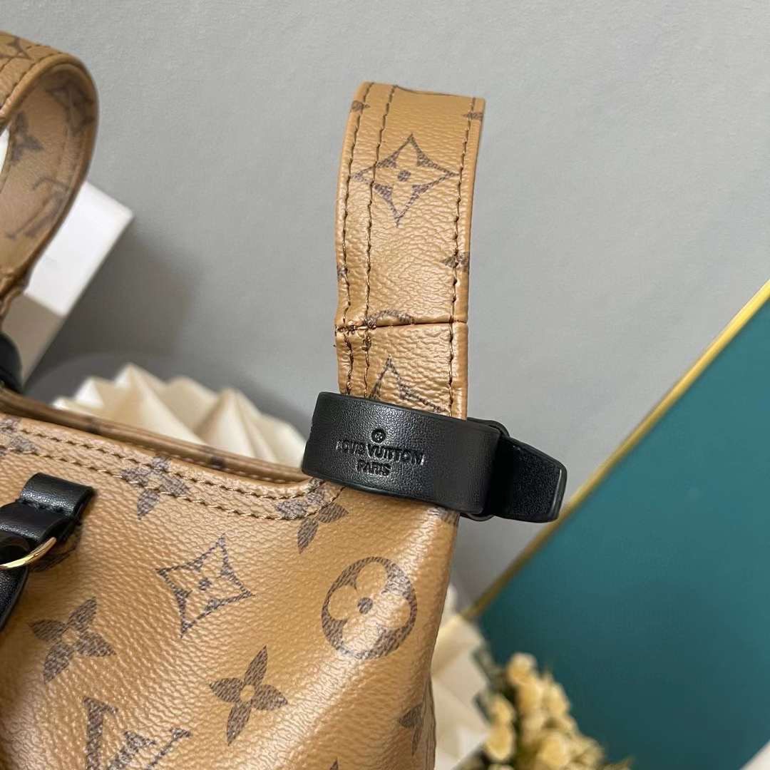 LV Atlantis BB Monogram Reverse กระเป๋าถือแคนวาสแต่งขอบหนังสีเข้มประดับเนมแท็ก LV เกรดออริ สลับแท้ 1:1 ใช้ต่างประเทศได้