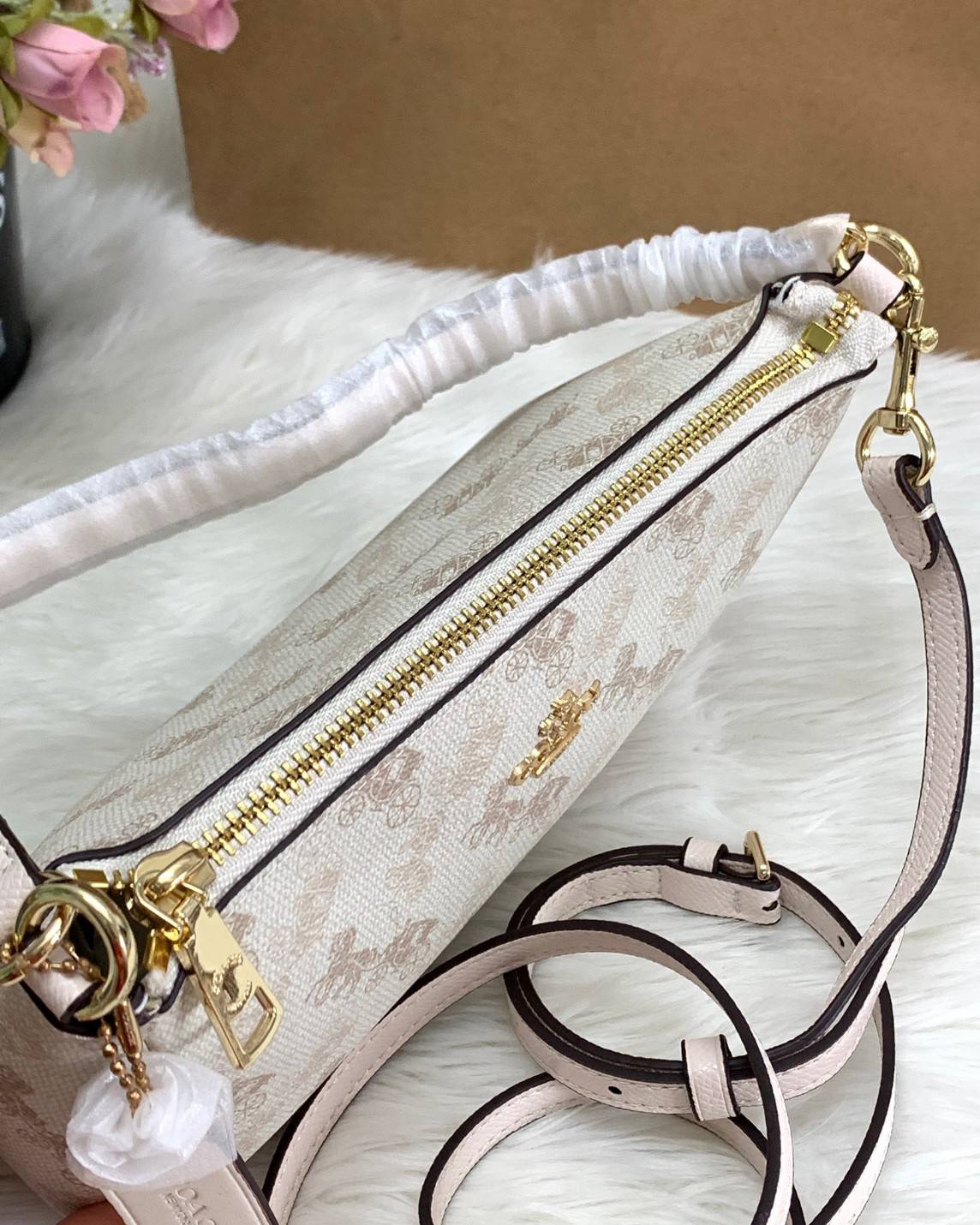 COACH POUCH HORSE AND CARRIAGE PRINT ((36674)) รุ่นแนะนำ ได้ไปไม่ผิดหวังแน่นอนค่ะ! กระเป๋าหิ้ว//สะพายไหล่//สะพายข้างได้ วัสดุ pvc นิ่มอย่างดี ลายรถม้าทั้งใบ สวยงามค่ะ เปิดปิดกระเป๋าแบบซิป ภายในสามารถใส่กระเป๋าเงินใบยาวได้;ของจำเป็นได้ครบค่ะ มีช่องเล็กให้ใ