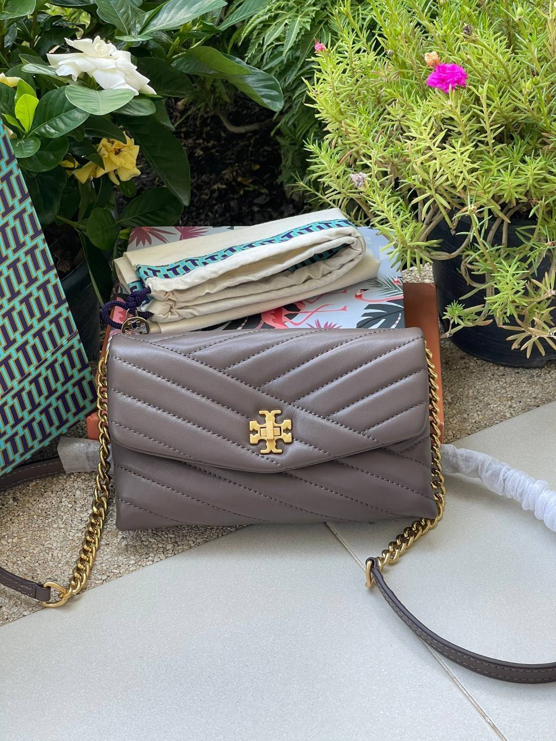 ของแท้ 💯% 】Tory Burch Kira Chevron Chain Wallet Bag เน้นความเรียบหรูดูแพง ต้องยกให้รุ่นนี้ ซึ่งมีขนาดกะทัดรัด ให้ลุคสาวมั่น Active ดูทะมัดทะแมง เหมาะสะพายในวันลำลอง และด้วยความที่เป็นแบรนด์ของทอรี่