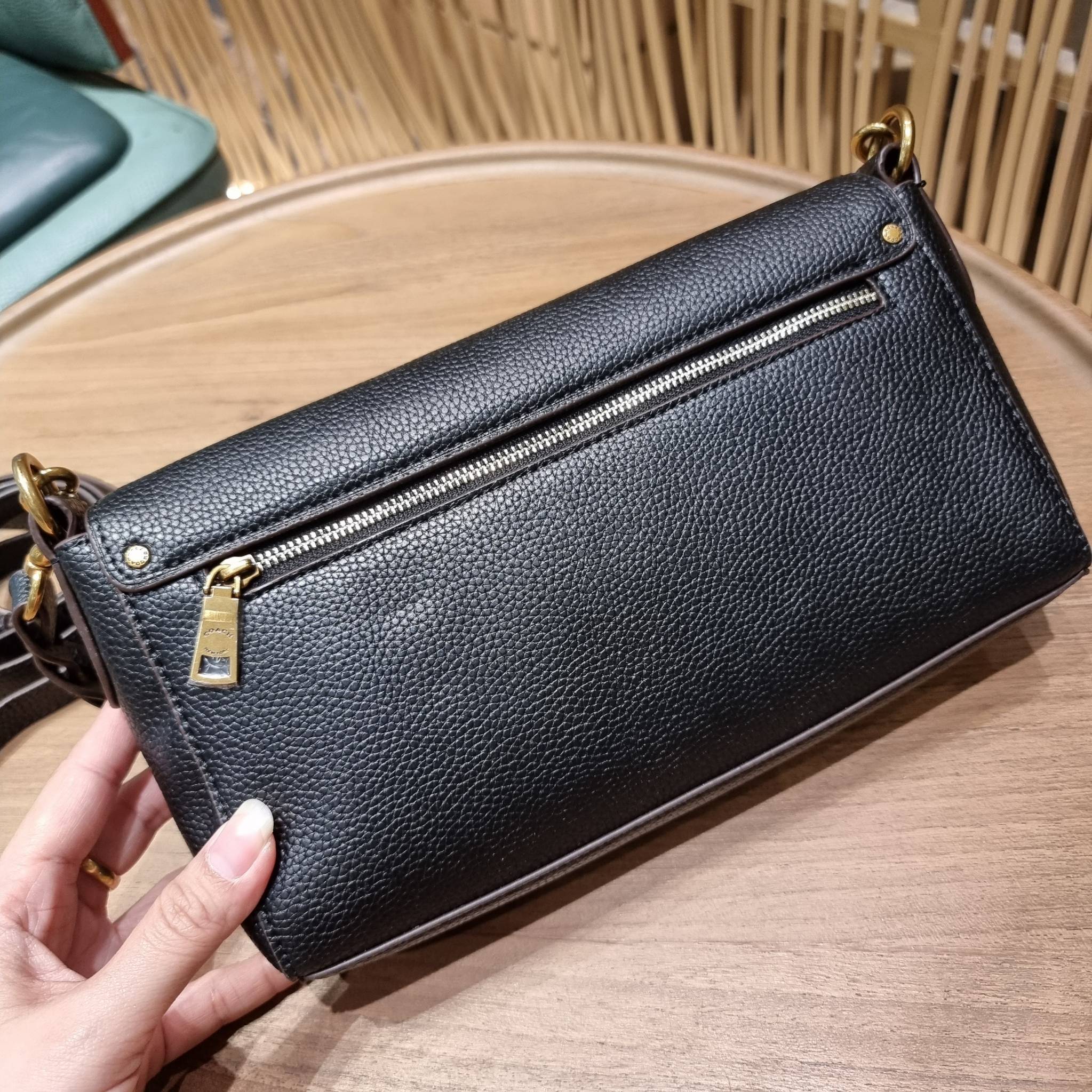 COACH SMALL JADE SHOULDER BAG [F91105,90782] กระเป๋าสะพายไหล่ ดีไซน์วินเทจย้อนยุค สวยคมชัด คลาสสิคใช้ได้ทุกลุค วัสดุหนัง pepble ทนทาน เปิด-ปิดด้วยฝาคาดโลโก้ พร้อมแถบแม่เหล็กในตัว รับรองแน่นหนา ด้านหลังมีช่องซิปให้ ภายในเป็นช่องโล่ง ขนาดกำลังดี ใช้งานง่าย 