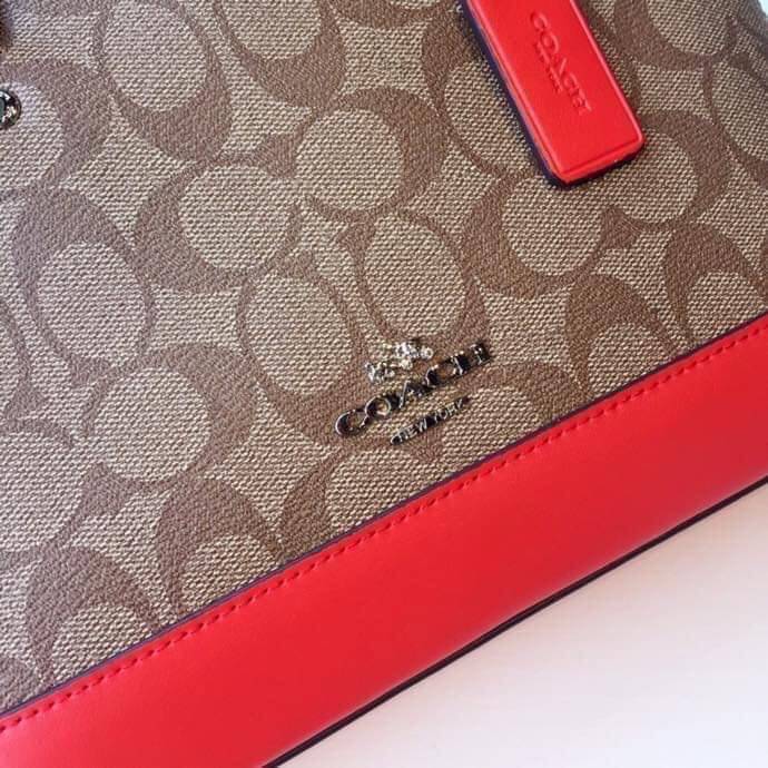 Coach Mini Sierra Signature กระเป๋าถือทรงโดม ภายในกว้างสามารถใส่กระเป๋าเงินเล็ก และมือถือได้ และยังมีช่องซิปเล็ก 1 ช่อง ด้านหลังมีกระเป๋าเล็กเก็บบัตร 1 ช่อง ใครยังไม่มีพลาดไม่ได้แล้วนะคะ