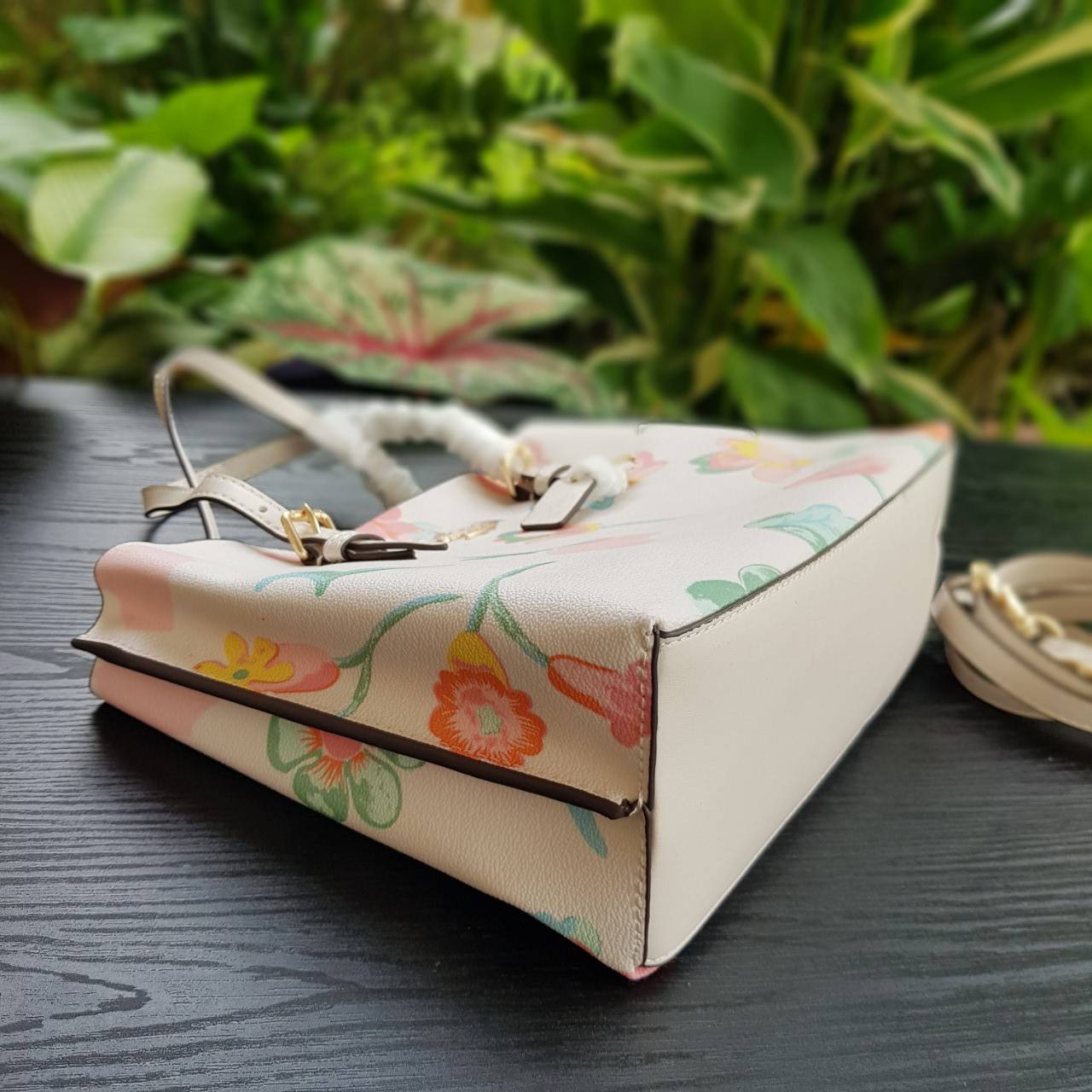 COACH C8217 MOLLIE TOTE 25 WITH DREAMY LAND FLORAL PRINT คอลใหม่ล่าสุด ยังไม่เข้า shop ไทย สวยๆแบบไม่ต้องรอพรีฯให้ยาวนาน กับกระเป๋าโท้ทไซส์เล็กที่สาวๆต่างก็ต้องปักใจรัก สวยสมใจ ดีไซน์ลวดลายดอกไม้ คละเคล้าเต็มใบ ละมุน สดใส น่าใช้สุดๆ วัสดุหนังแคนวาส ภายในโ