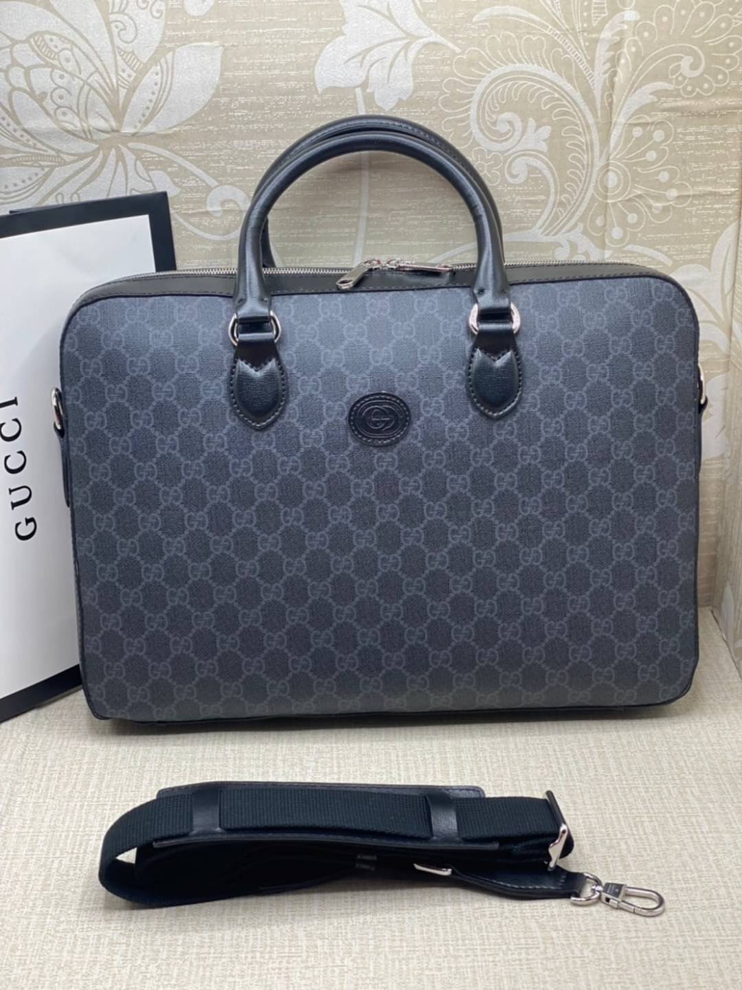 Gucci Supreme Briefcase 40cm GG Supreme work bag / GG laptop bag กระเป๋าสะพายใบใหญ่ ใส่โน้ตบุค/เอกสารได้ พร้อมส่งที่ไทย ภาพสินค้าถ่ายจากงานจริง GG Supreme work bag with Web shoulder strap