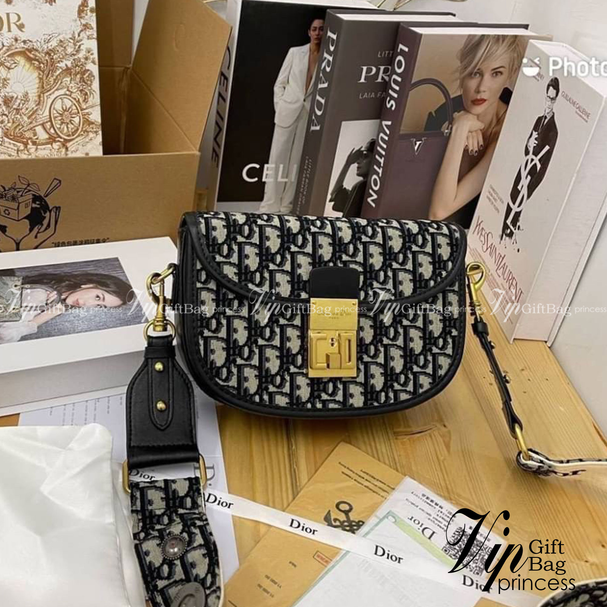 Dior Addict Flap Bag in Oblique กระเป๋าสะพาย ไอเท็มใหม่ล่าสุดปังมากๆ น่าใช้น่าสะสม พร้อมกล่องแบรนด์ จะซื้อใช้เองหรือมอบเป็นของขวัญก็ดูดีถูกใจผู้รับแน่นอนค่ะ พร้อมส่งที่ไทยราคาสุดคุ้มไอเท็มเด็ดๆห้ามพลาด!