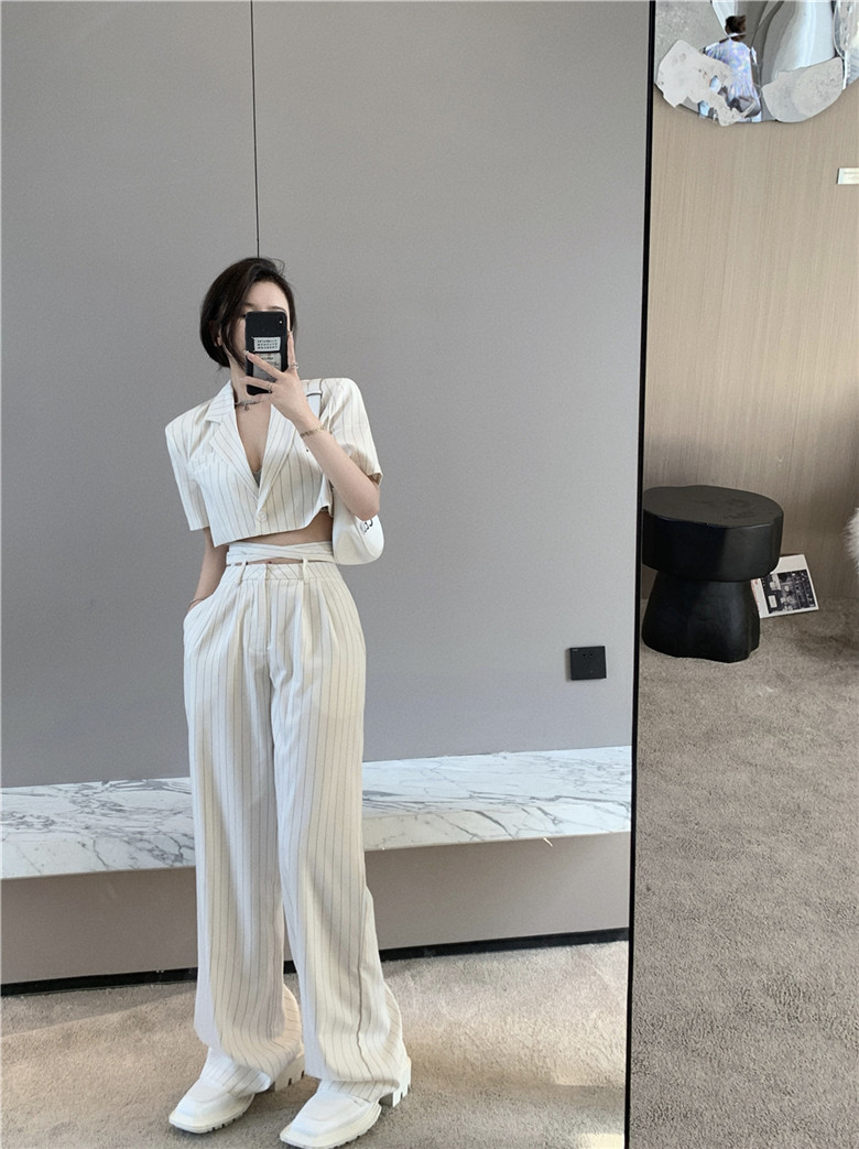 พร้อมส่ง ✨🌈 White castle set เซตเสื้อครอปกางเกงขายาวสีขาว (IN35401)