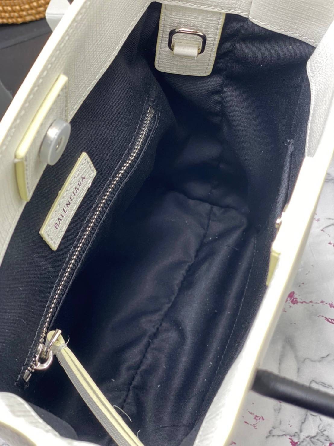 หนังแท้ BALENCIAGA XXS TOTE / Balenciaga shopping tote xxs พกกระเป๋าช้อปปิ้ง ไปทุกที่ในฤดูกาลนี้ ดีไซน์ที่ใช้ได้ทุกวันตั้งแต่หนังแบบมีเท็กซ์เจอร์ ภาพสินค้าถ่ายจากงานขายจริง ใช้งานต่างประเทศได้