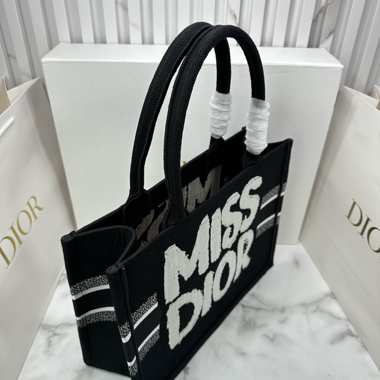 ORI หนังแท้ | Dior BookTote Black Miss Dior Embroidery Tote Bag กระเป๋าทรงโท้ทคอลใหม่ โทนดำคลาสสิก สวยงามและหรูหรา