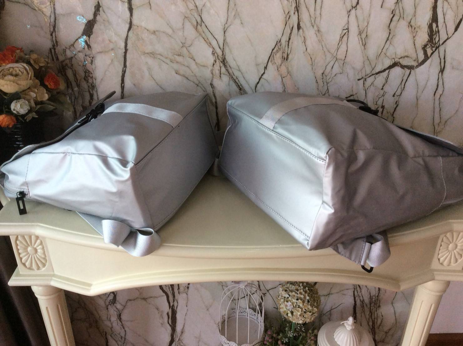 CALVIN KLEIN JEANS NYLON BACKPACK กระเป๋าสะพายเป้มี 2 size ให้เลือกตามการใช้งาน วัสดุ Nylon + Polyester 100% น้ำหนักเบา กันน้ำปานกลาง ด้านหน้าสกรีนโลโก้ Calvin Klein Jeans เปิดปิด 2 ชั้น ด้วยตัวล็อค เเละซิปเดียวด้าน ภายในกว้าง ใส่ A4, iPad หรือเสื้อผ้าได้