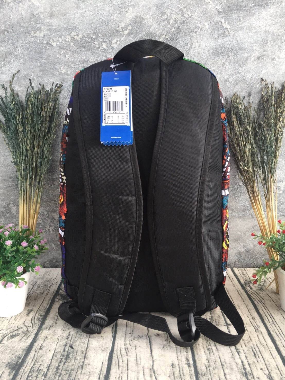 ADIDAS WOMEN ORIGINALS CROCHITA CLASSIC BACKPACK กระเป๋าเป้ แบบใหม่ล่าสุด พิมพ์ลายคลาสสิค ใช้เป็นกระเป๋านักเรียน หรือเป้กีฬาได้ ช่องใส่ของใหญ่แยกช่องสำหรับใส่หนังสือ และมีช่องหน้าใส่ของจุกจิก รูปแบบสวยทันสมัย ใช้ได้ทั้งชาย-หญิง วัสดุคุณภาพดี กันน้ำได้